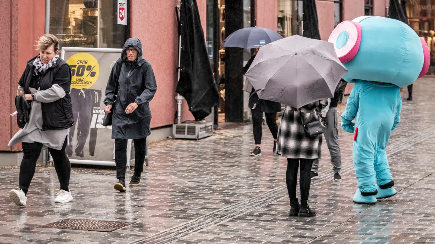 Tirsdag får danskerne en ordentlig omgang blæst og regn.