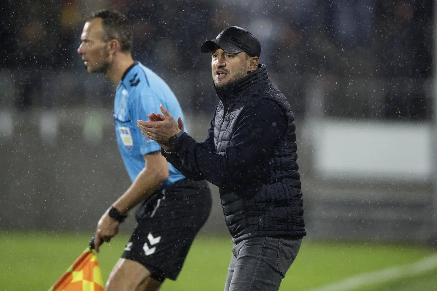 Vejles cheftræner, Ivan Prelec, blev drivvåd, mens han stod og dirigerede på sidelinjen under mandagens lokalopgør i Fredericia.