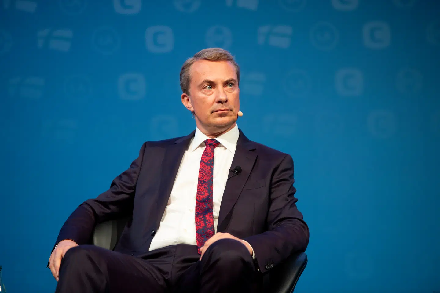 Socialdemokratiet har på X delt et billede fra DF-partiformand Morten Messerschmidt besøg på præsident Donald Trumps Mar-a-Lago.