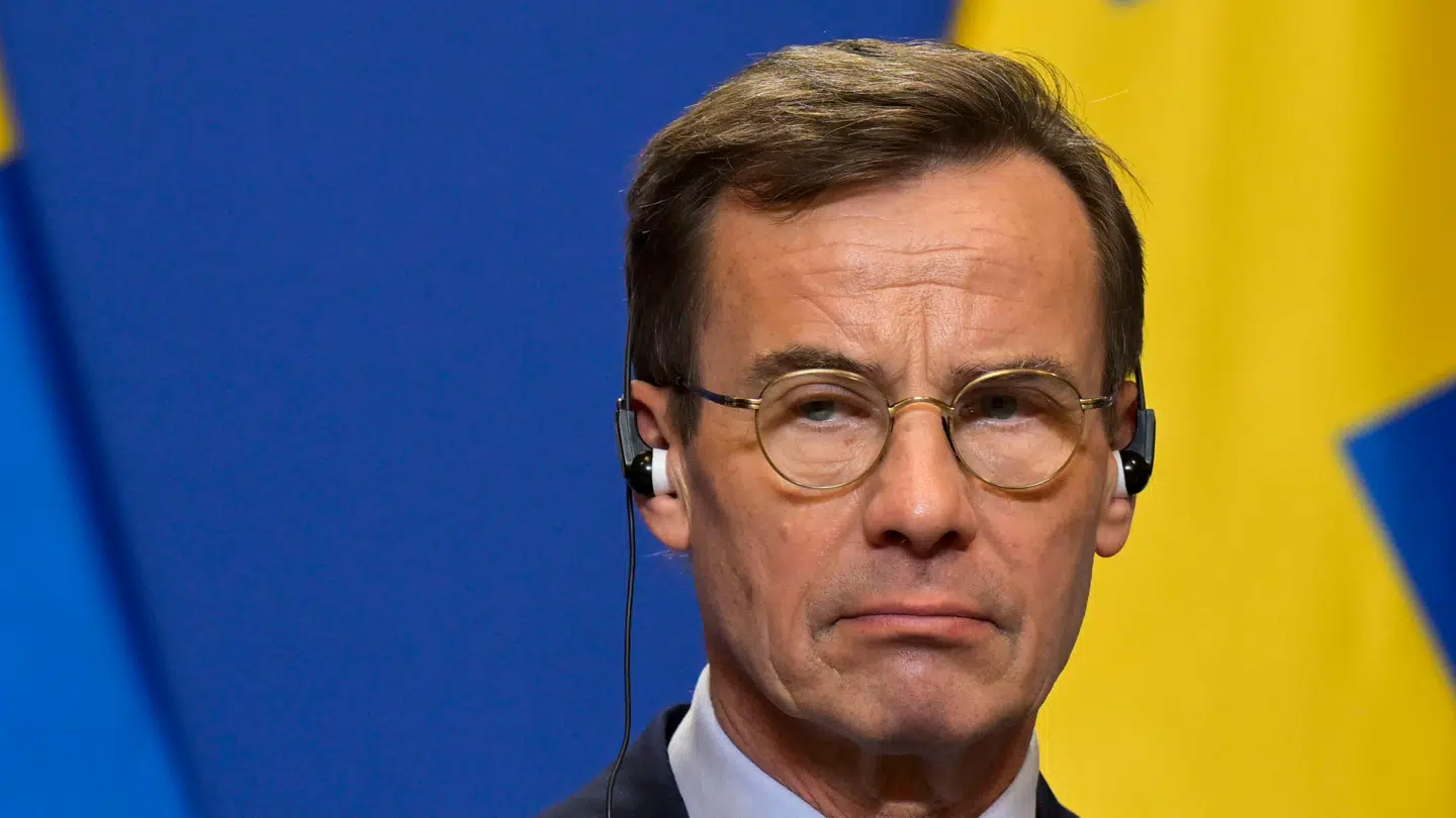 Sveriges statsminister, Ulf Kristersson, fotograferet under et pressemøde med Ungarns premierminister, Viktor Orban, i Budapest i februar 2024. Nu er de to statsledere havnet i en infight på det sociale medie X.