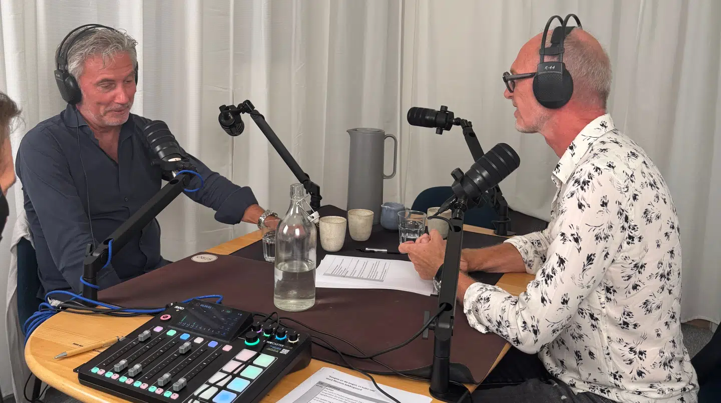 Morten Løkkegaard bliver stadig meget berørt, når snakken falder på hans afdøde lillebror, som den tirsdag gør i Det Nationale Sorgcenters podcast 'Sorgen er da noget, vi taler om'. Foto: PR