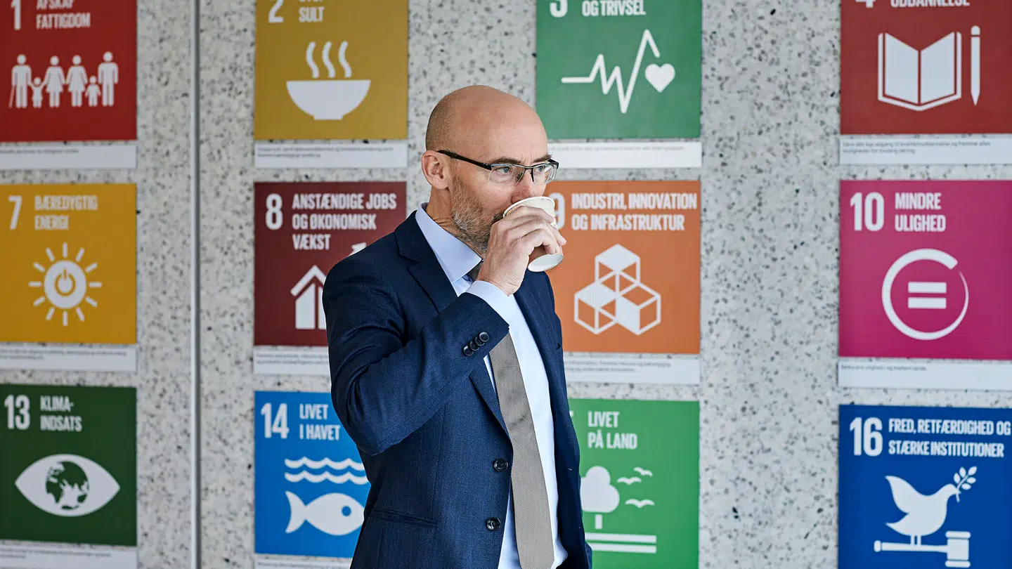 Carsten Toft Boesen forlod mandag aften pludselig sin stilling som bestyrelsesformand på Roskilde Universitet, efter universitetet i den seneste tid har været ramt af massiv kritik. I Dansk Folkeparti tror udlændinge- og integrationsordfører, at han er blevet fyret.