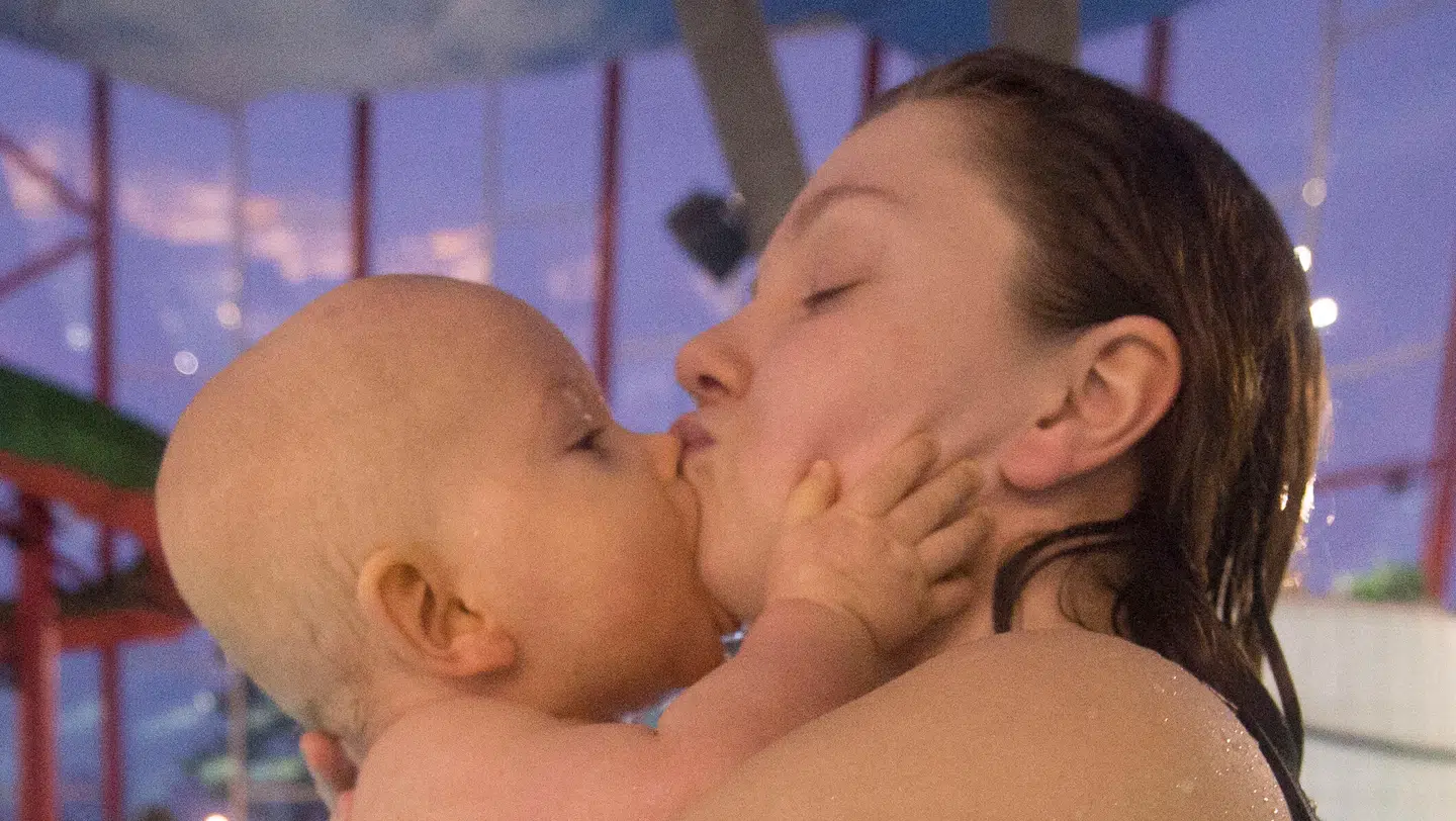 En mor kysser sin 10 måneder gamle søn (genrefoto).