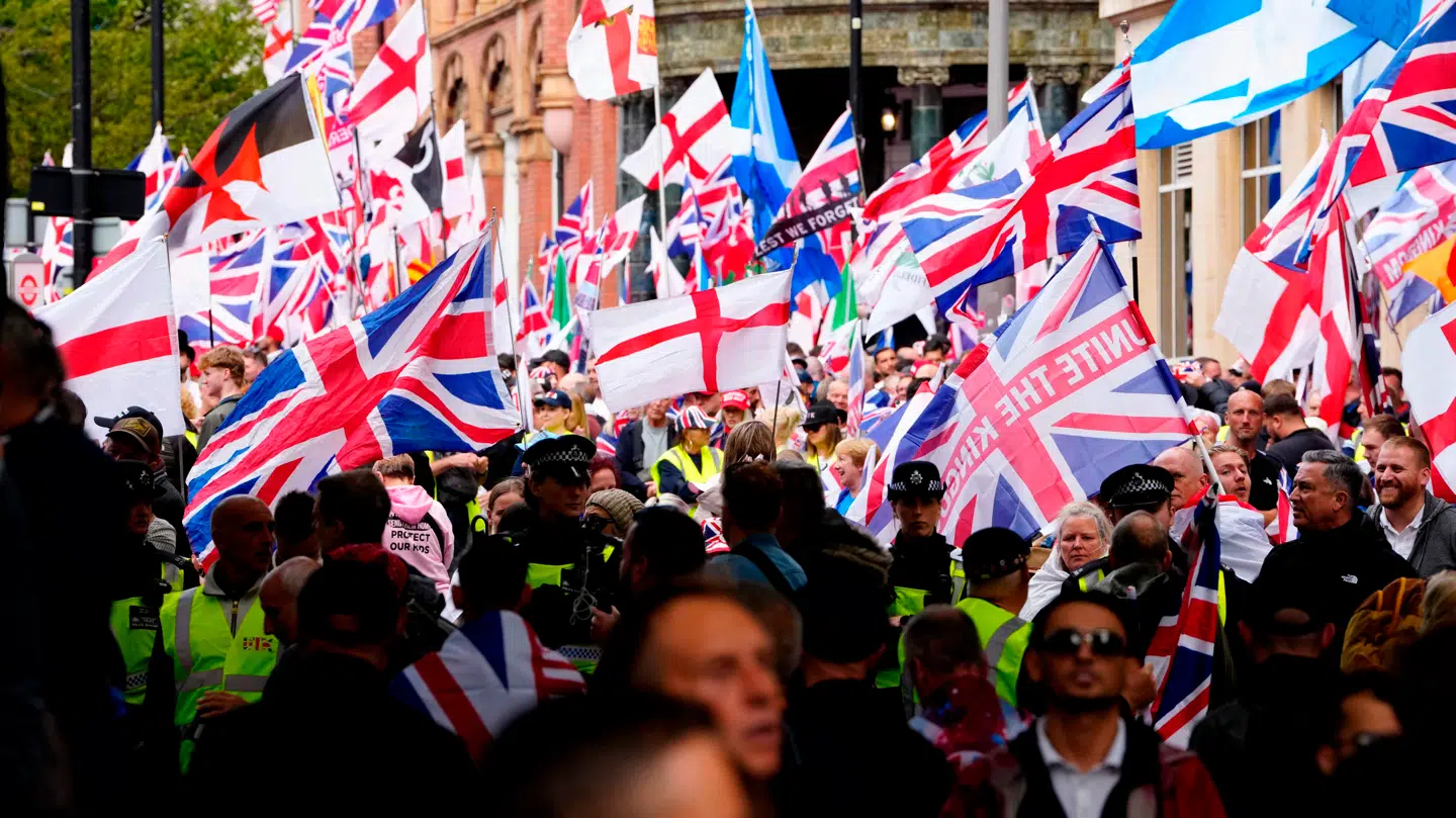 Et lille udsnit af de mange demonstranter, der marcherede gennem Londons gader lørdag 13. september. De er blevet et billede på en stigende bevægelse i UK. Men også en gigantisk nedtur for de to store, gamle partier.