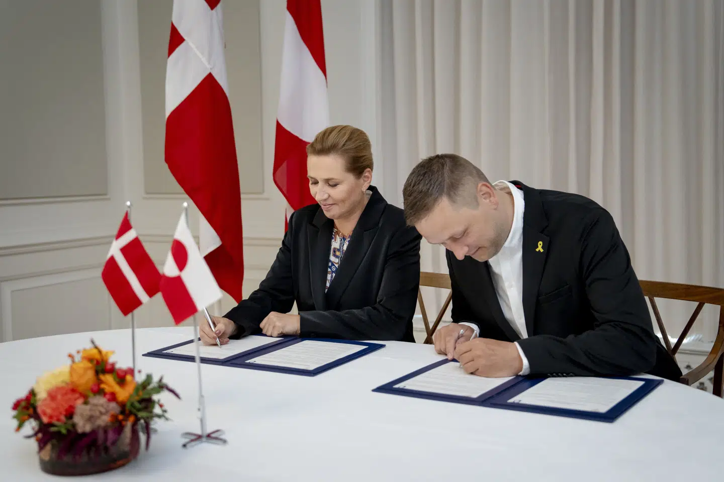 Statsminister Mette Frederiksen (S) og Grønlands regeringschef, Jens-Frederik Nielsen, underskriver aftalen i Statsministeriet.