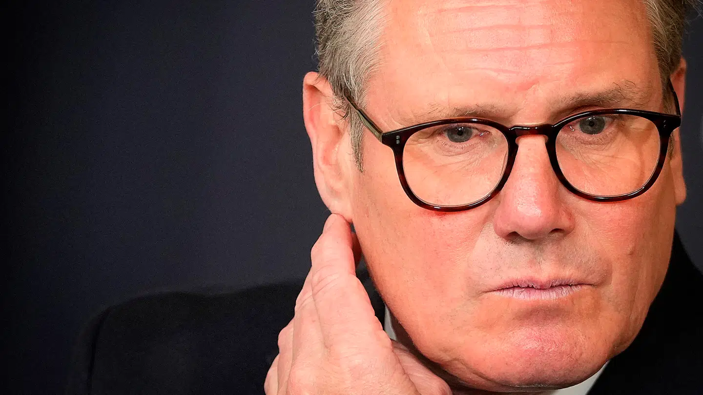 Den britiske premierminister, Keir Starmer, og hans Labour-parti er i store problemer lige nu. En bevægelse på højrefløjen har sat ham under voldsomt pres. Det samme gælder det Konservative parti, der har været ude i et kollaps.