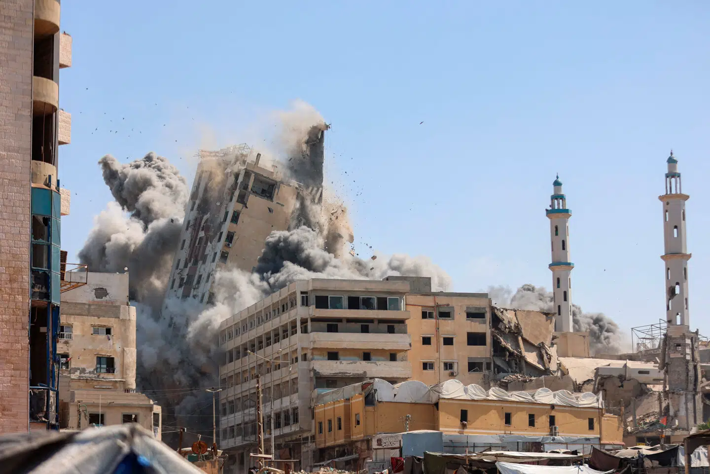 Højhus i Gaza By kollapser efter israelsk luftangreb. 15 September 2025.