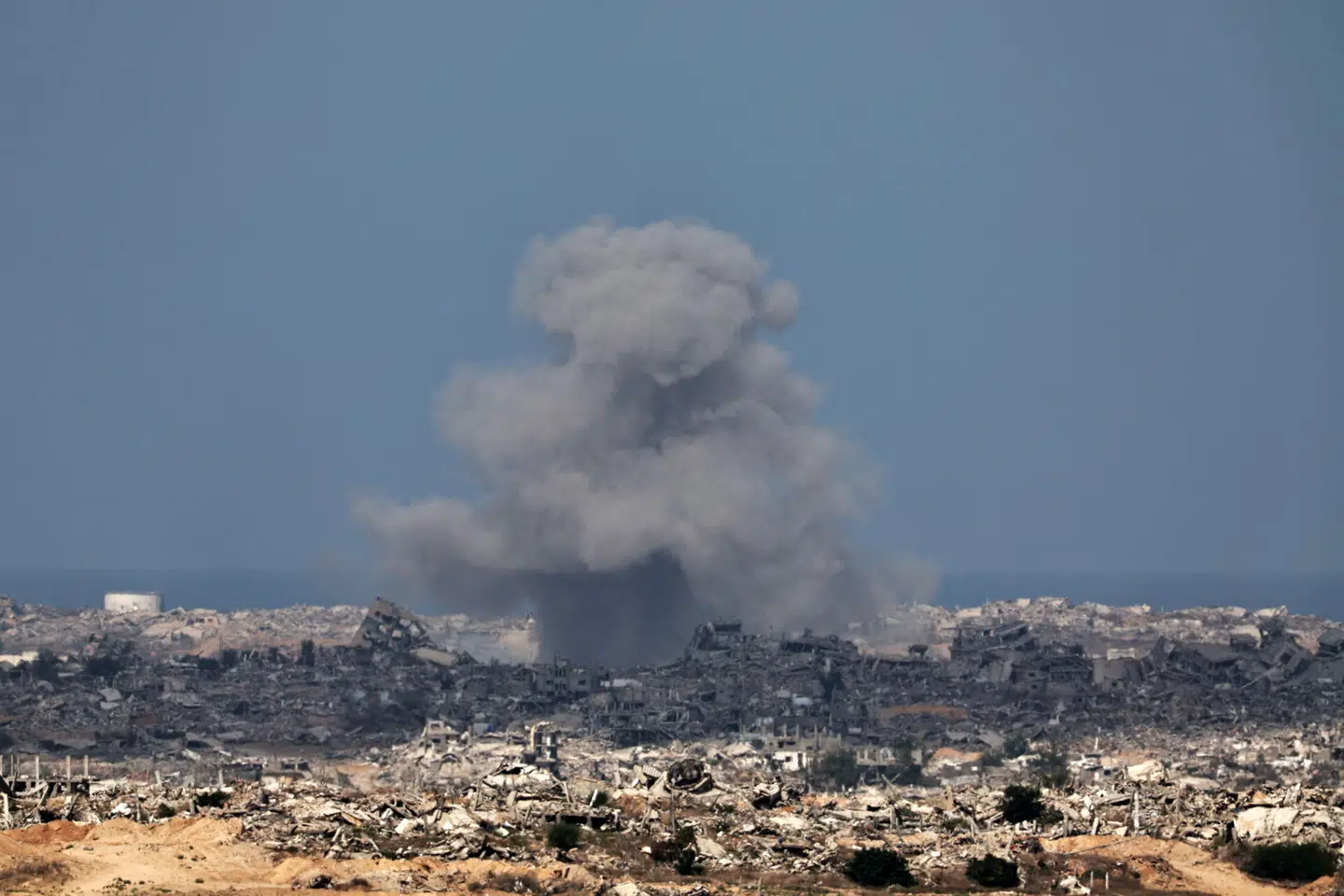 Røg efter israelske luftangreb i udkanten af Gaza By tirsdag morgen. Foto: Atef Safadi, Scanpix