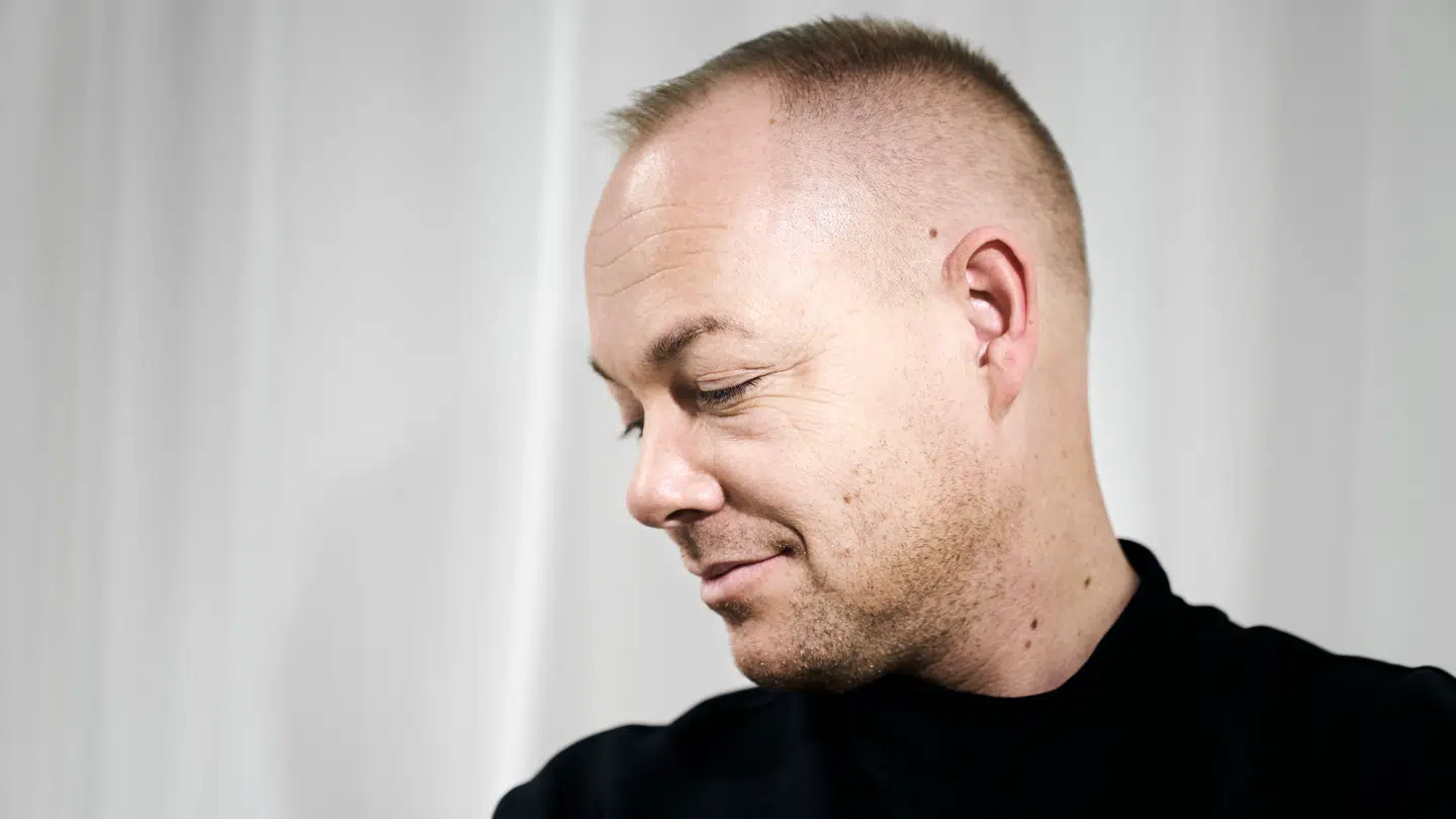 Designeren Lasse Spangenberg står bag et væld af kendte og kongeliges kjoler – og så er han fast mand på 'Vild med dans'-værtindernes kjoler og har været det siden starten.