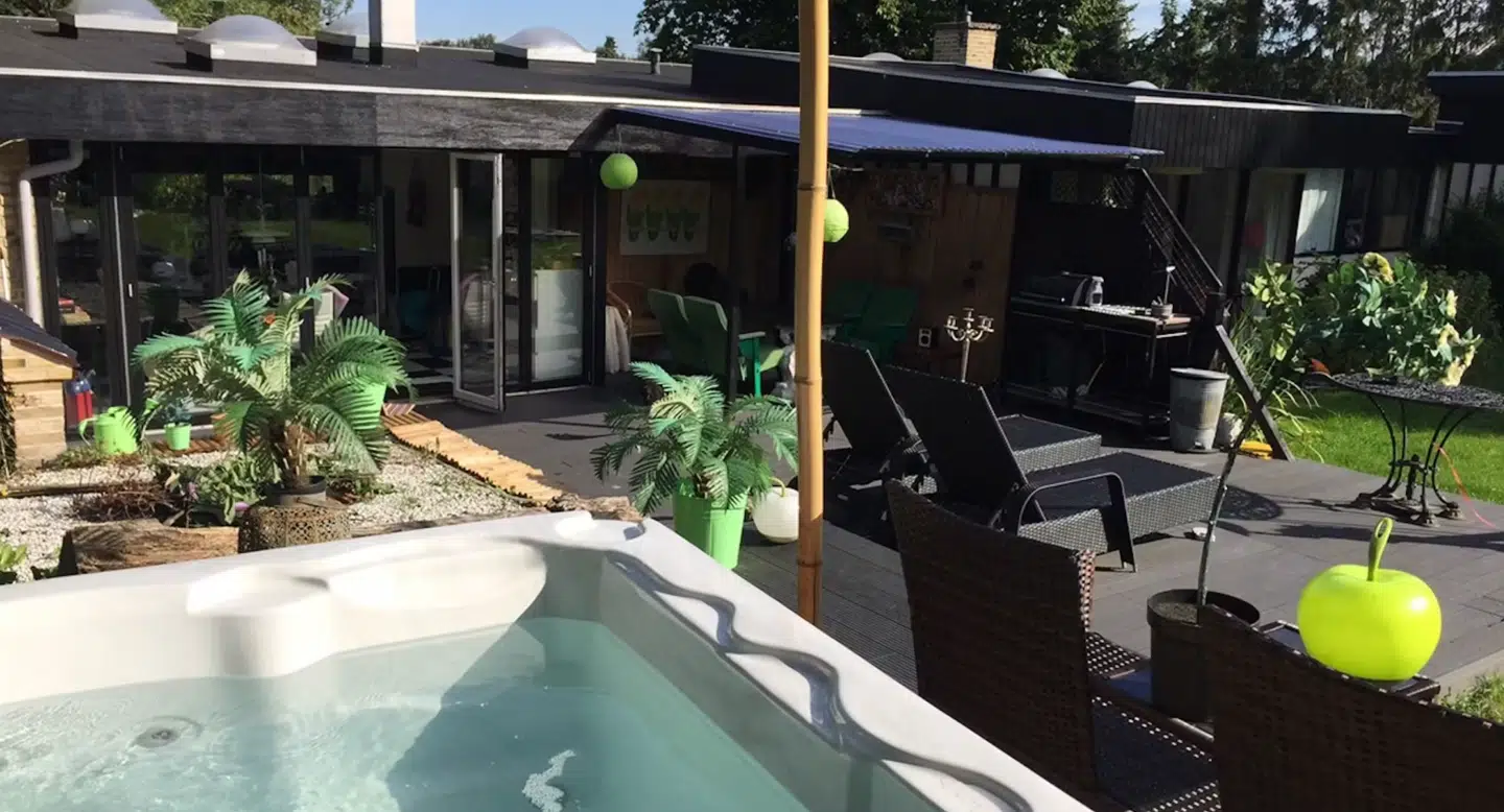 Camilla af Rosenborg og Mikael Rosanes har været skilt i næsten to årtier – alligevel bor de stadig sammen i deres fælles hus i Birkerød. Foto: Boliga Selvsalg / Arkiv