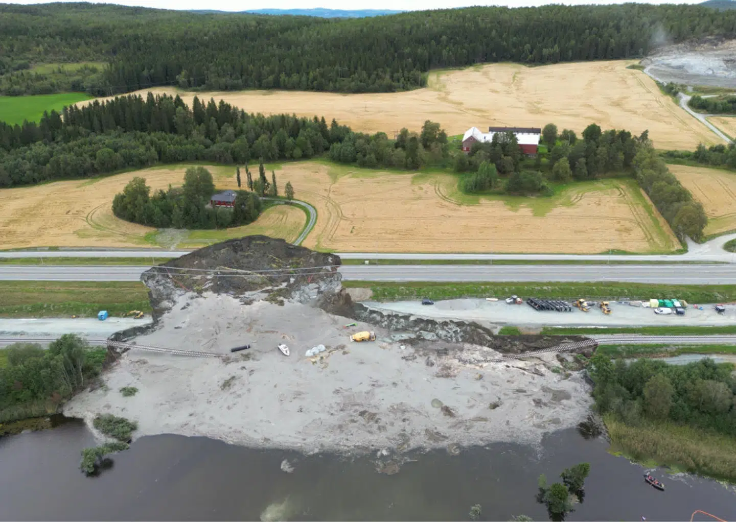 På dette billede ses det tydeligt, hvor stort et område, der blev ramt af jordskredet.