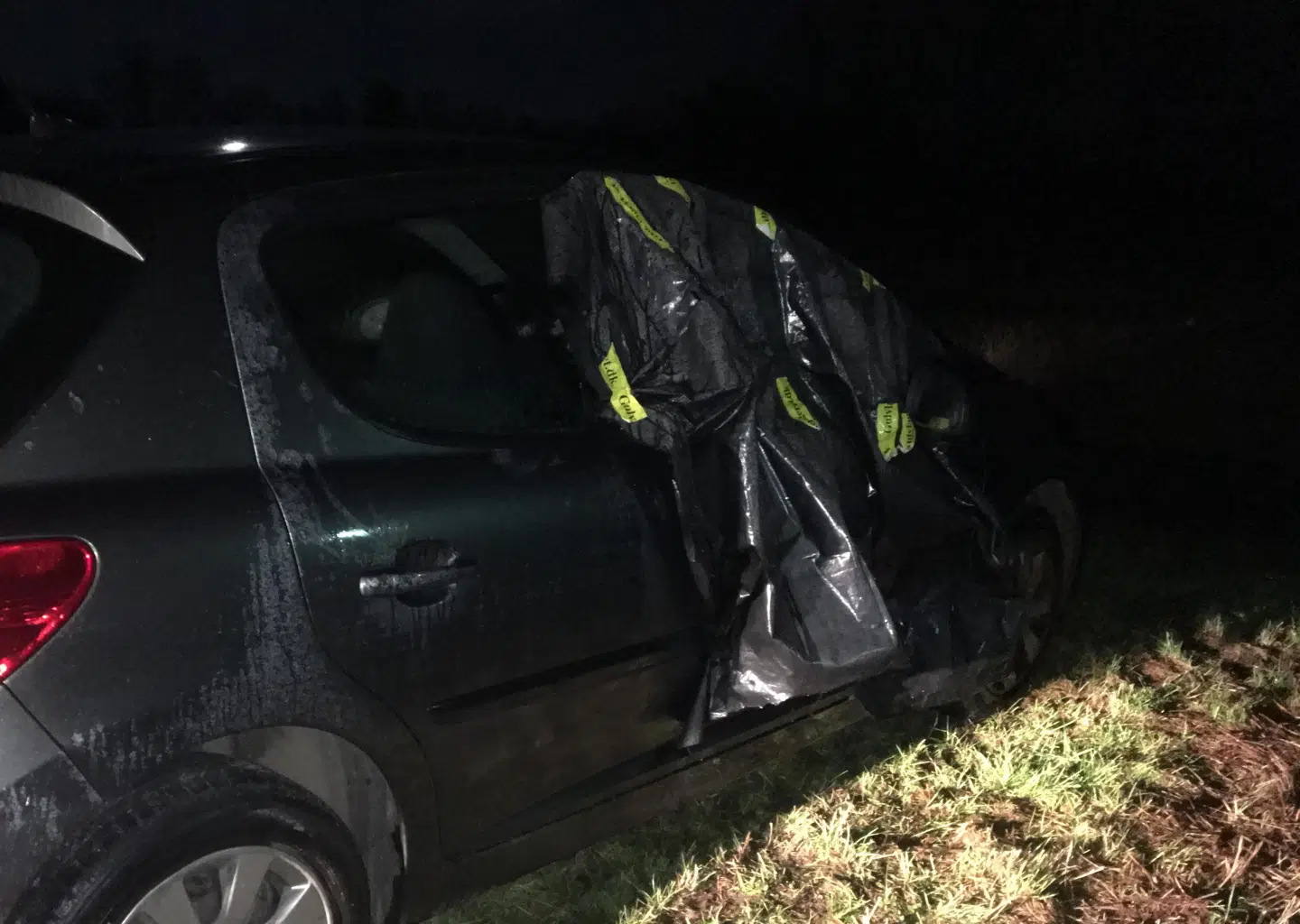 Ifølge B.T.s oplysninger blev den 29-årige sigtede standset på vej til sit job. Sideruden på bilen er knust, og der ligger glasskår rundt i kabinen. Det tyder på, politiet stoppede ham i en dramatisk anholdelse. Foto: Jens Anton Havskov Hansen.