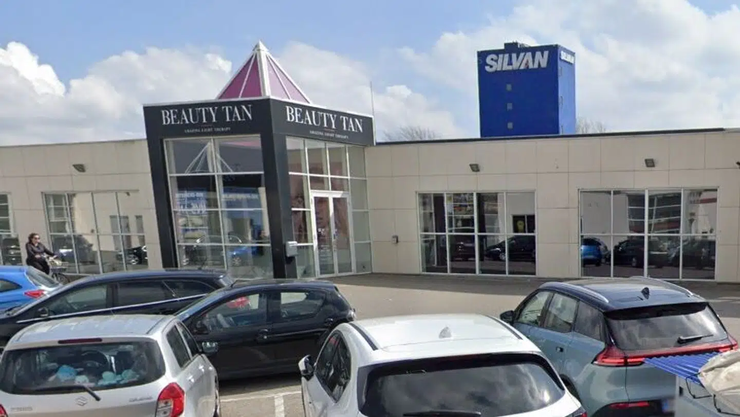 Den 12-årige pige blev ifølge tiltalen mod de tre drenge lokket i baghold i en kabine i dette solcenter.