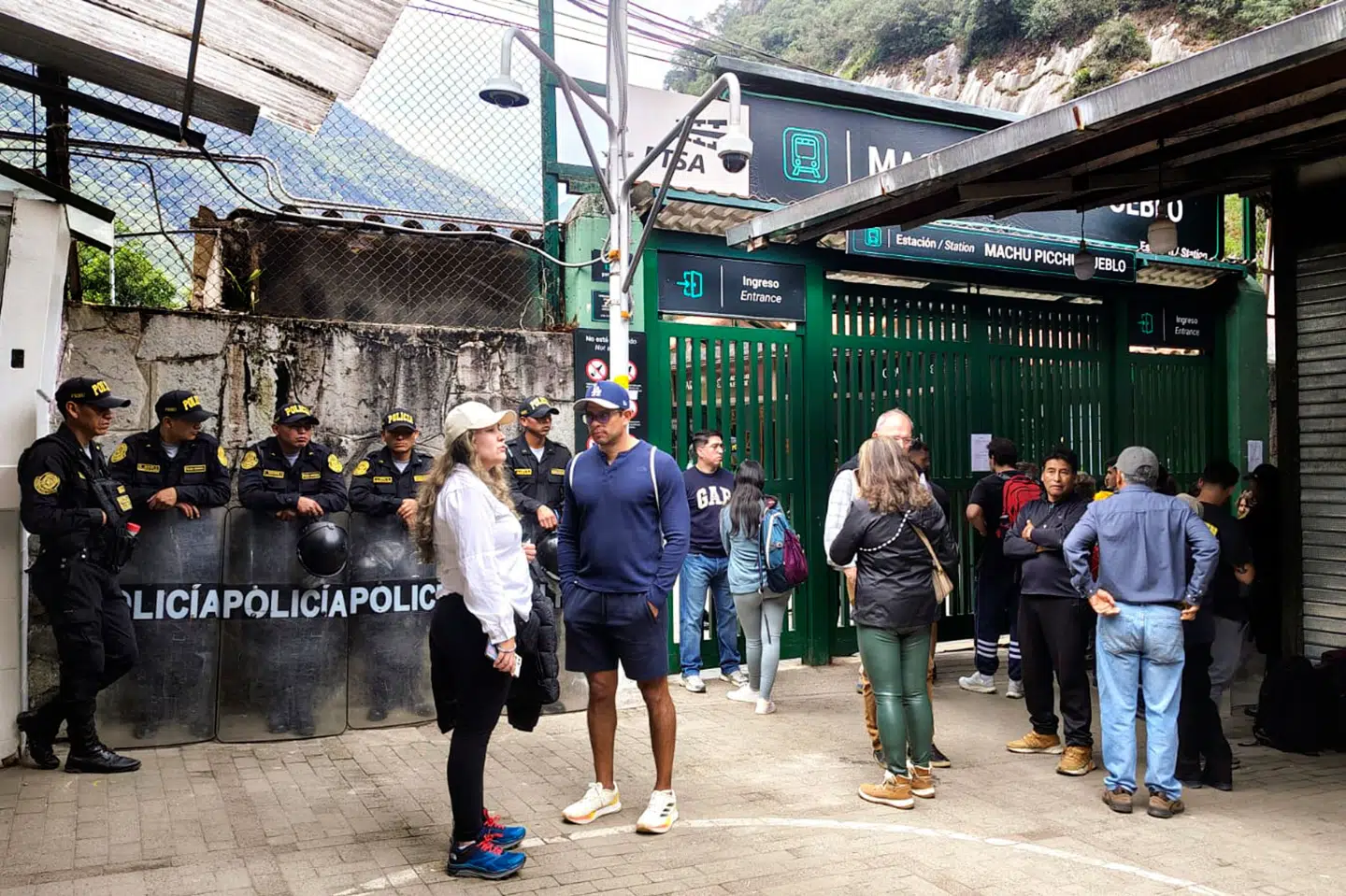 Billede fra tirsdag af turister ved togstation nær Machu Picchu. Omkring 1400 turister er blevet evakueret, mens omkring 900 er strandet i området.