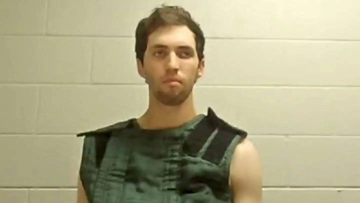 Her ses den formodede gerningsmand i sagen om drabet på Charlie Kirk, den 22-årige Tyler Robinson, under en høring i sagen onsdag. Han var med over et videolink fra et fængsel, hvor han sidder varetægtsfængslet.