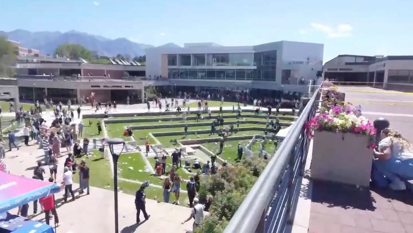 Her ses et billede fra området ved Utah Valley University i byen Orem, hvor debatmødet fandt sted. Billedet her er fra en video, efter skuddet lød den 10. september.