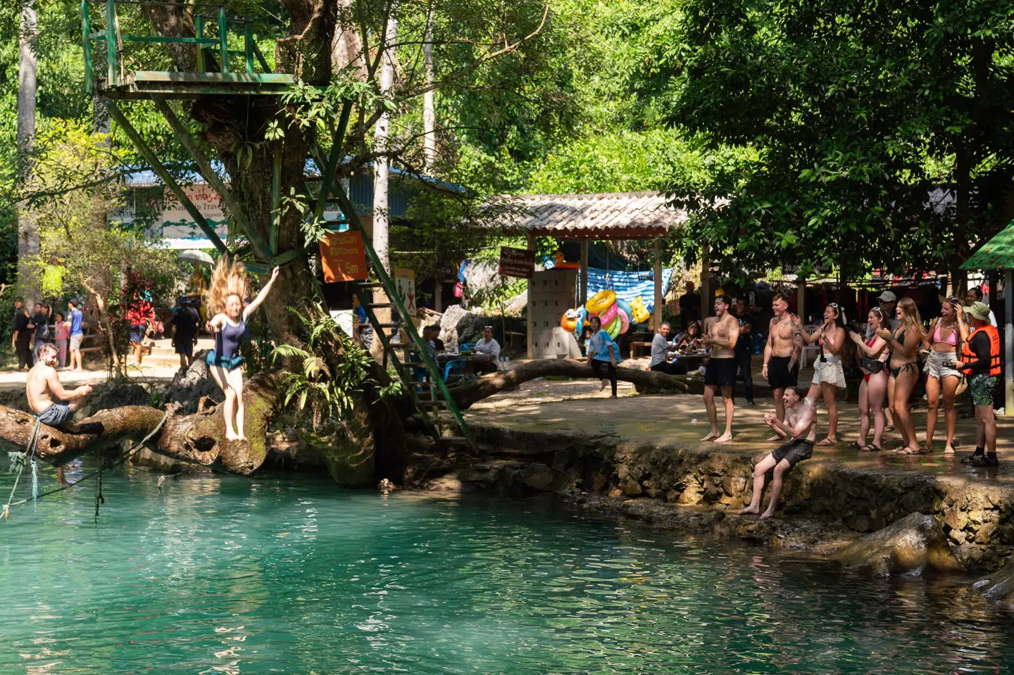 Vang Vieng er en populær destination for backpackere. I november mistede to unge danske kvinder, ligesom fire andre turister, livet i byen. I alle seks tilfælde formodes dødsårsagen at være forgiftning med metanol. (Arkivfoto).