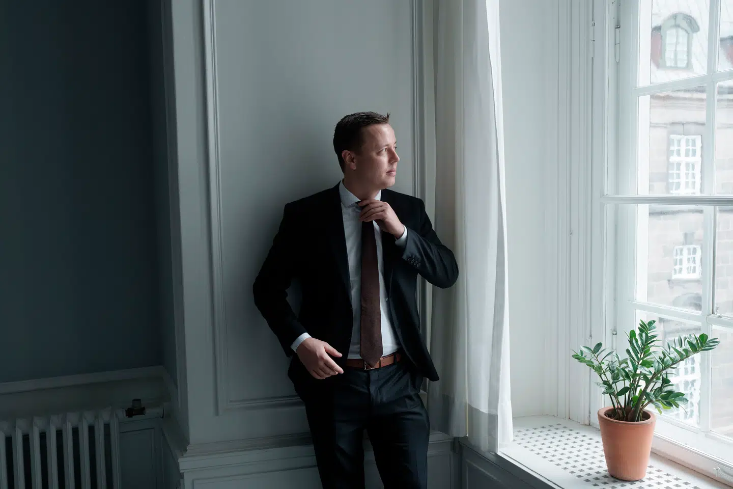 Mads Korsholm har både arbejdet for Liberal Alliance og Dansk Folkeparti. Nu er han pressechef hos Skattebetalerne.