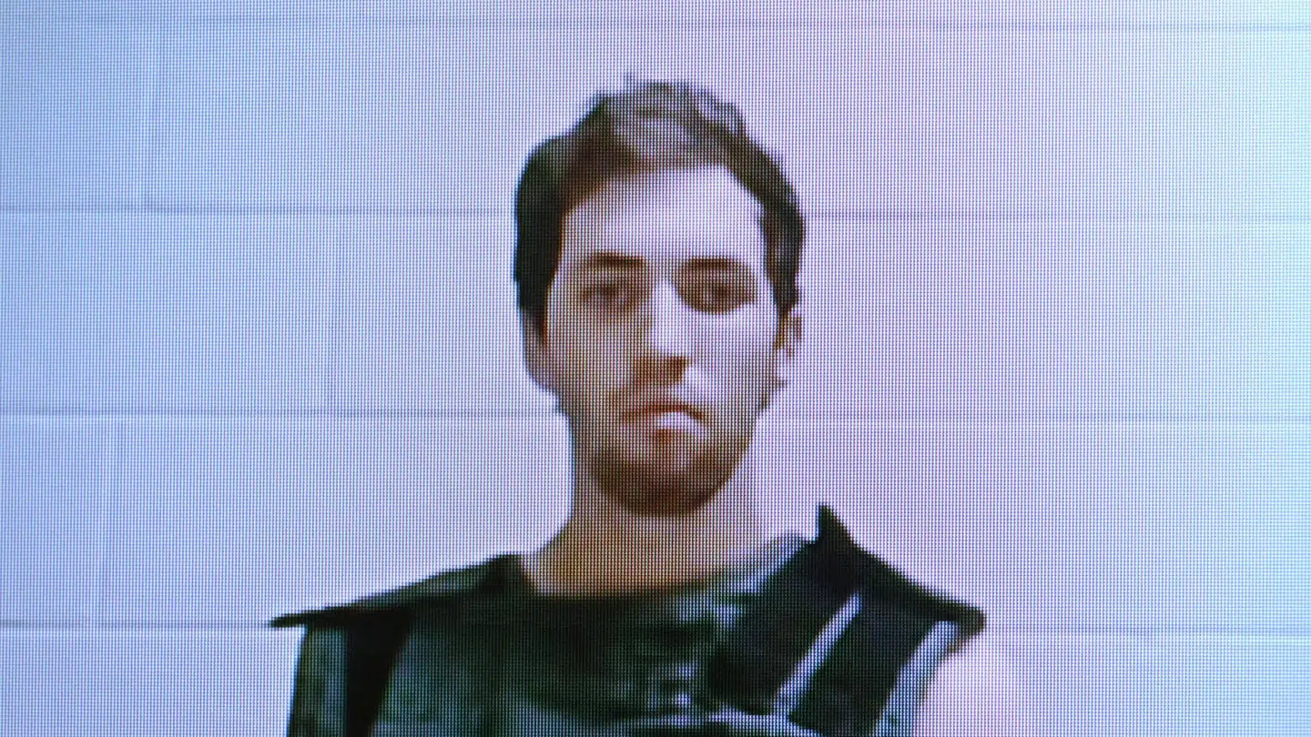 Her ses den formodede gerningsmand i sagen om drabet på Charlie Kirk, den 22-årige Tyler Robinson, under en høring i sagen onsdag. Han var med over et videolink fra et fængsel, hvor han sidder varetægtsfængslet.