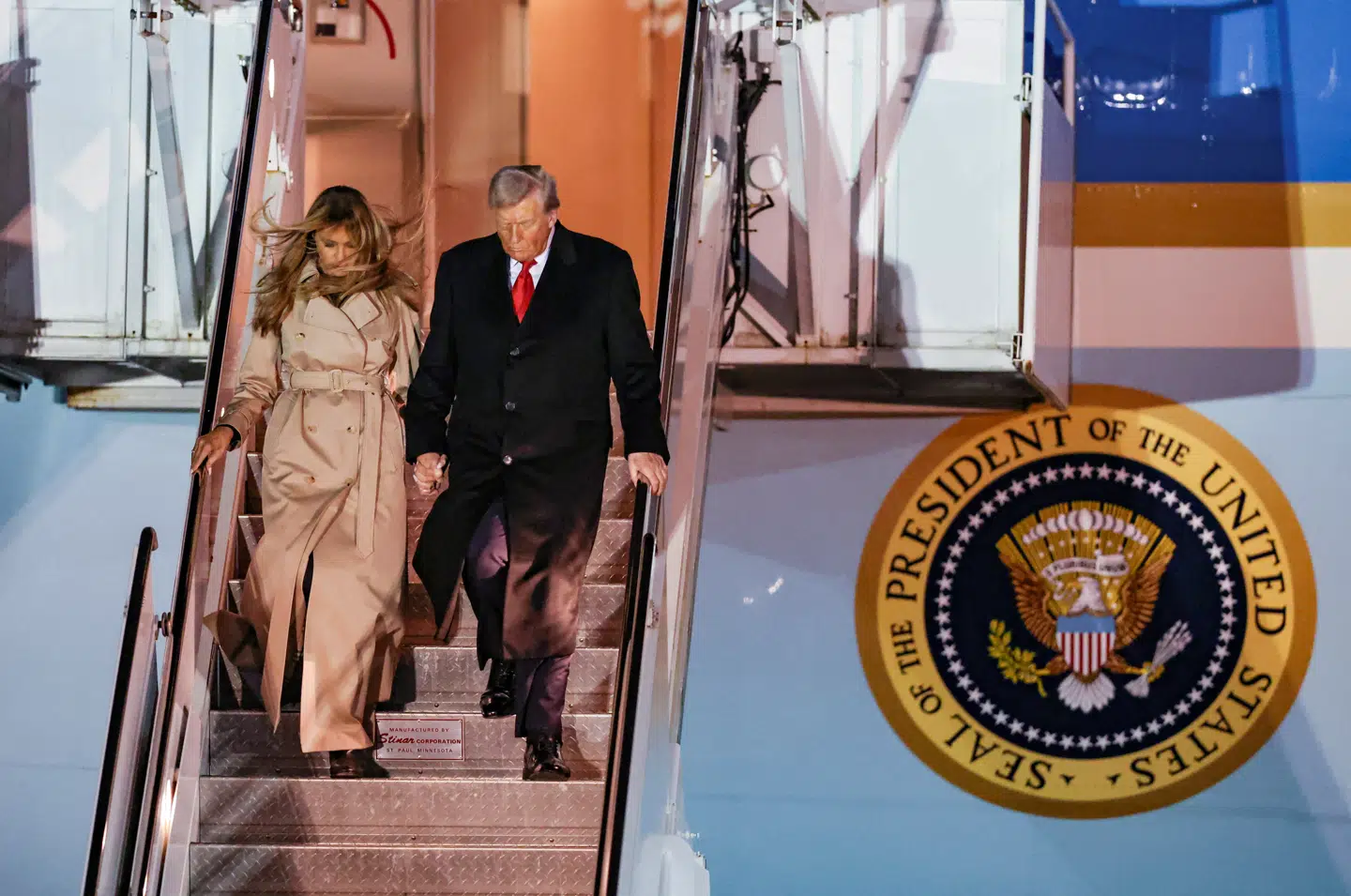 Her ses Donald Trump og den amerikanske førstedame, Melania Trump, under ankomsten til Stansted-lufthavnen nær London tirsdag aften.