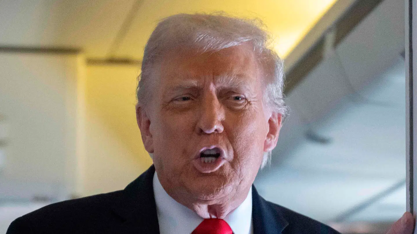 Donald Trump, fotograferet under samtaler med pressen om bord på Air Force One under turen til Storbritannien, hvor den amerikanske præsident ankom tirsdag aften.