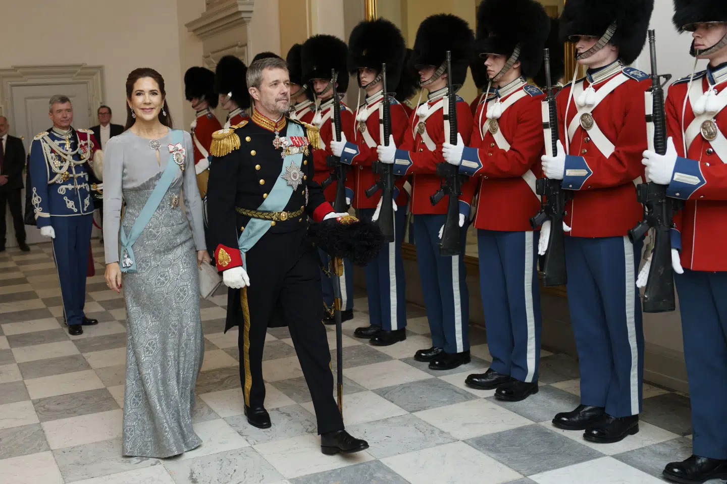 Kong Frederik og dronning Mary var for første gang som kongepar vært for de kongelige nytårskure i januar 2025. Her ses de ankomme til Christiansborg Slot i København til kuren for officerer fra Forsvaret og Beredskabsstyrelsen under "Store nytårskur". (Arkivfoto).