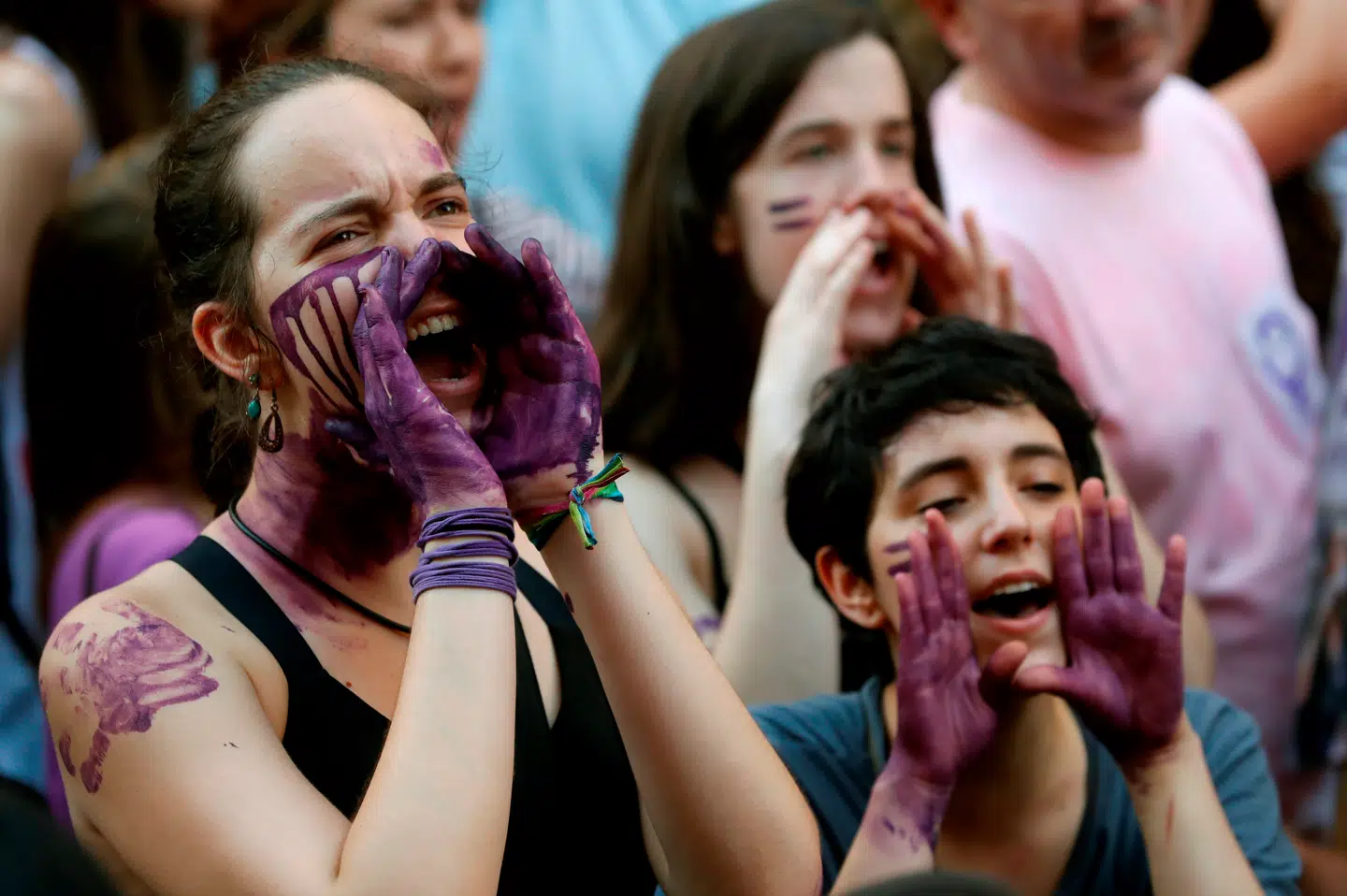 Feministiske aktivister demonstrerer under sagen mod det oprindelige »ulvekobbel«, der gruppevoldtog en kvinde under San Fermín-festen i 2016. Det blev startskuddet til en stramning af Spaniens regler om seksuelt samtykke. Men loven virker mildest talt ikke efter hensigten.