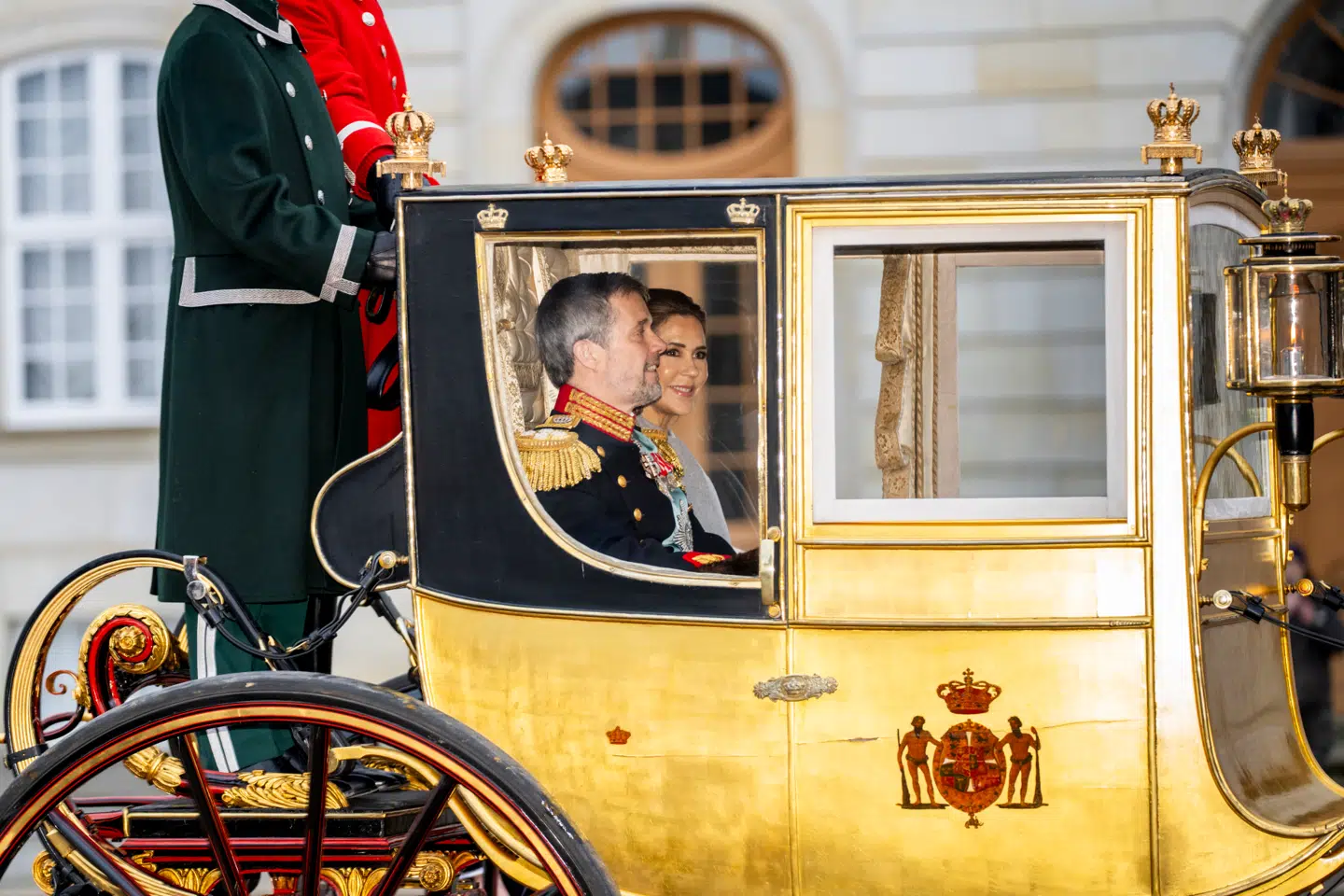 Kong Frederik X og dronning Mary i guldkareten på vej fra Amalienborg Slot til nytårskur på Christiansborg Slot 7. januar 2025.
