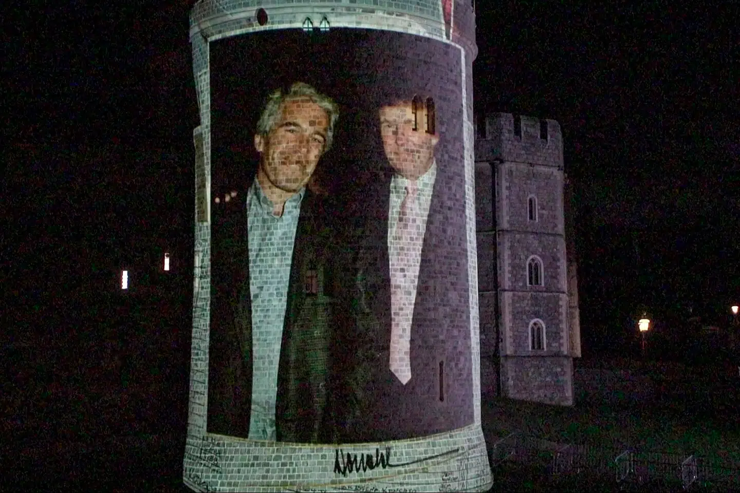 Et af billederne af Jeffrey Epstein og Donald Trump, der blev vist på Windsor Castles mure. Fire personer er blevet anholdt for at stå bag aktionen. Foto: Lena Voelk, Scanpix
