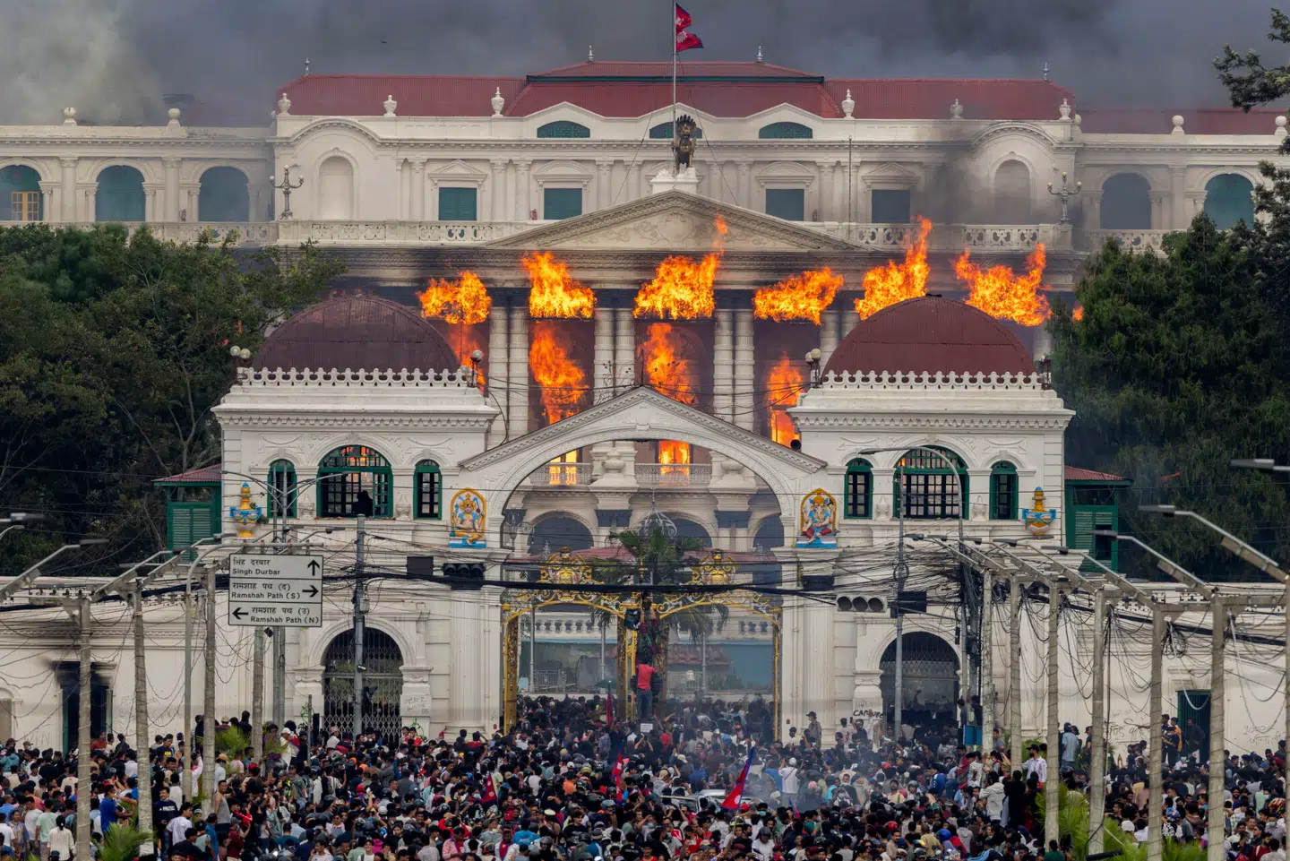 Parlamentsbygningen Singha Durbar i Katmandu i flammer den 9. september. Foto: Narendra Shrestha, Scanpix
