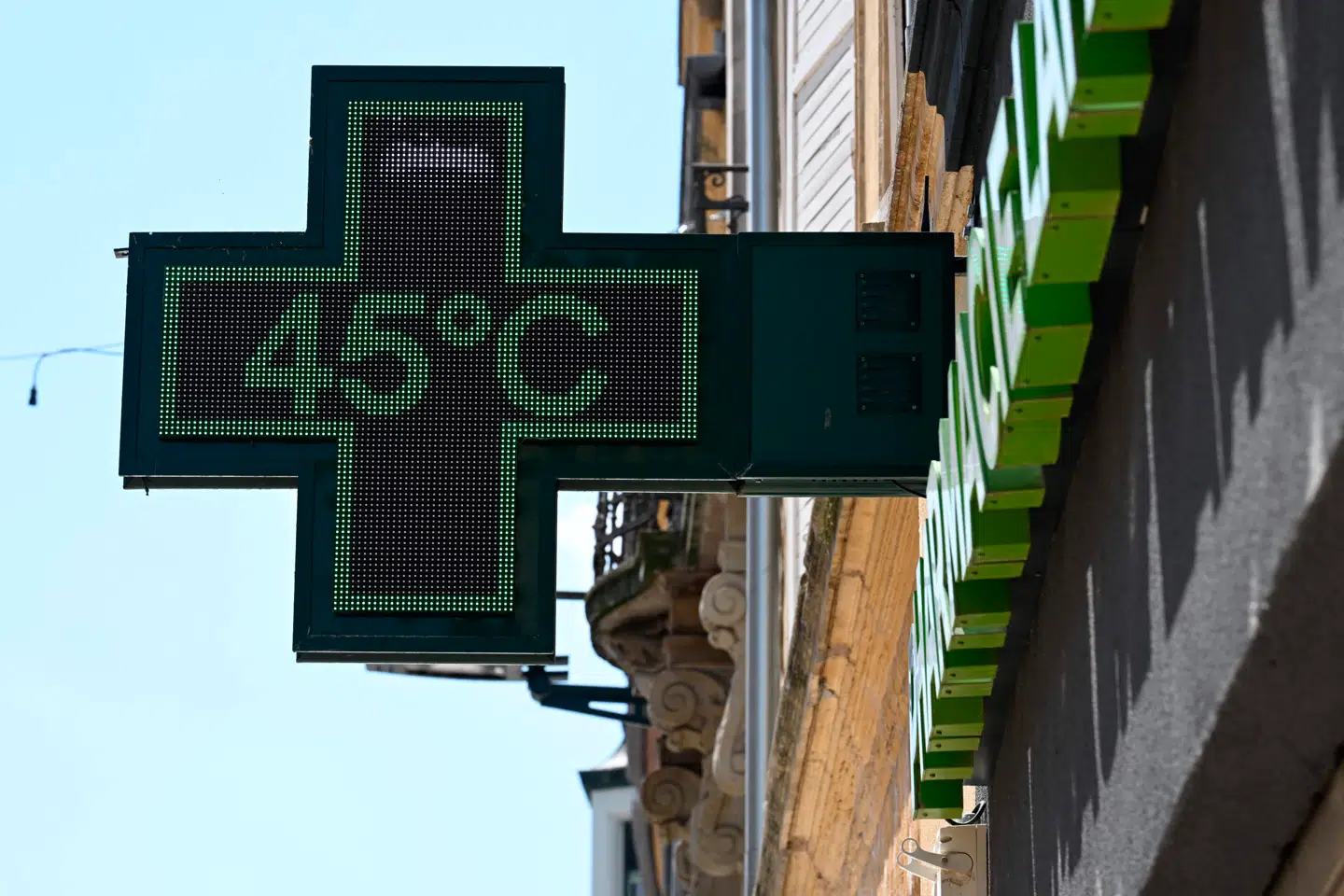 Et udendørs termometer på et apotek i den nordøstfranske by Thionville viser 45 grader celsius 2. juli midt under en af sommerens hedebølger.