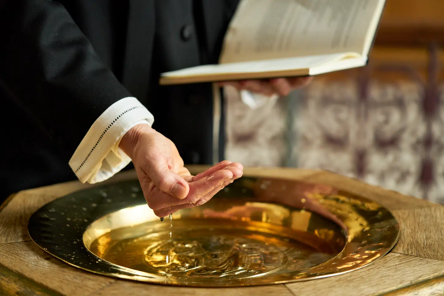 »Grundtvig har fået nye modstandere, der ønsker at fortynde dåben, så den reduceres til en uafgørende velsignelse,« skriver Poul Joachim Stender, Mikkel Tode Raahauge, Katrine Winkel Holm, Hans-Ole Bækgaard, Jonas Jochumsen og Rasmus Nørtoft Dreyer.