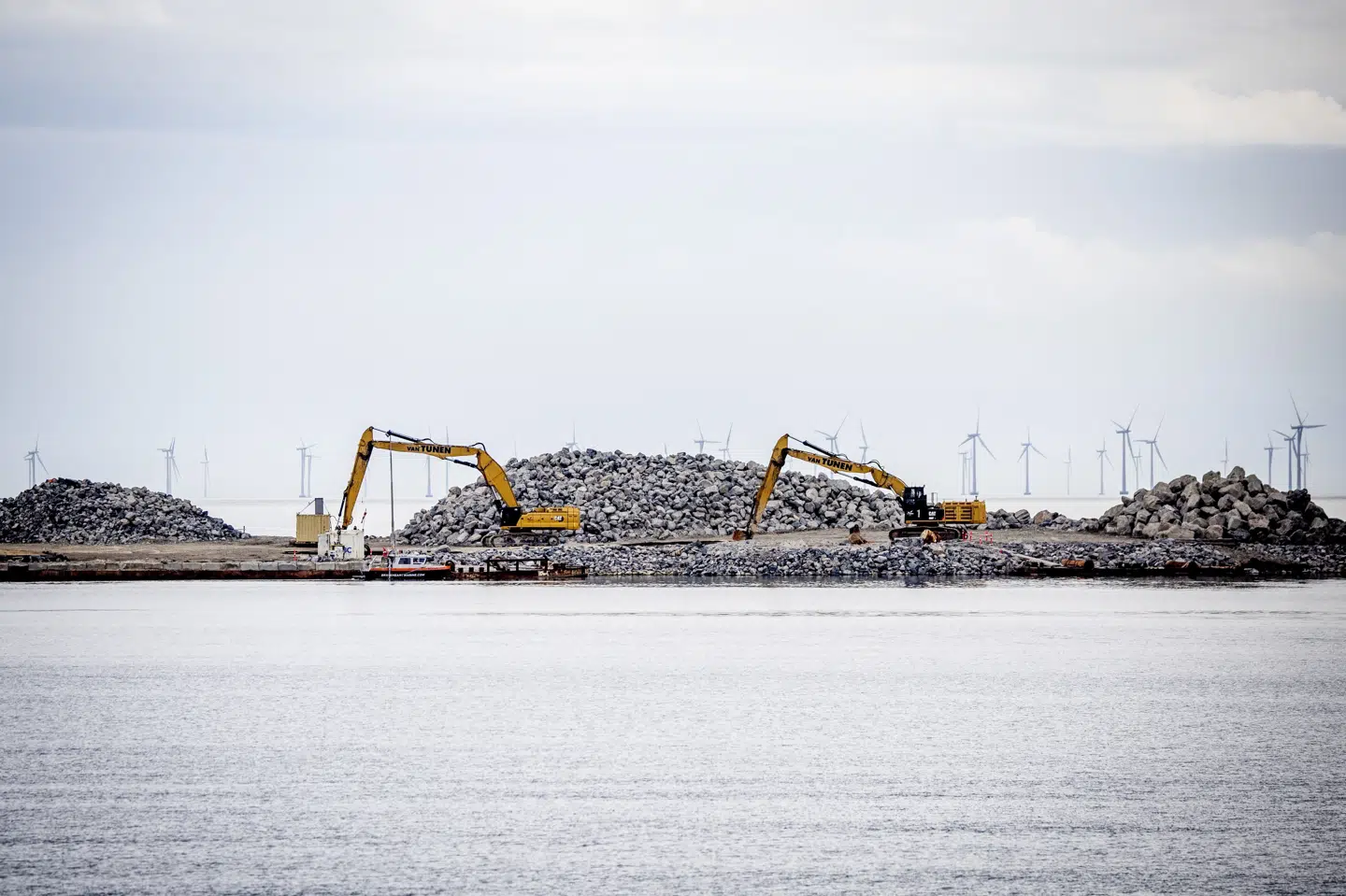 Der var aktivitet på Femern Bælt-forbindelsens byggeplads på Rødbyhavn-siden i juni 2024. Forbindelsen skulle være færdig i 2029, men det er nu usikkert efter forsinkelser. (Arkivfoto).