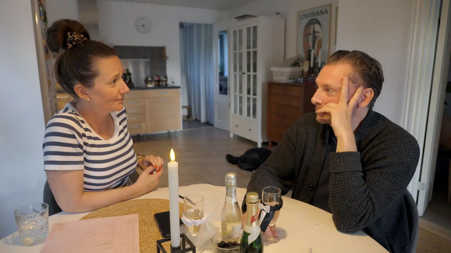 Parret løber ind i deres første diskussion i det femte afsnit.