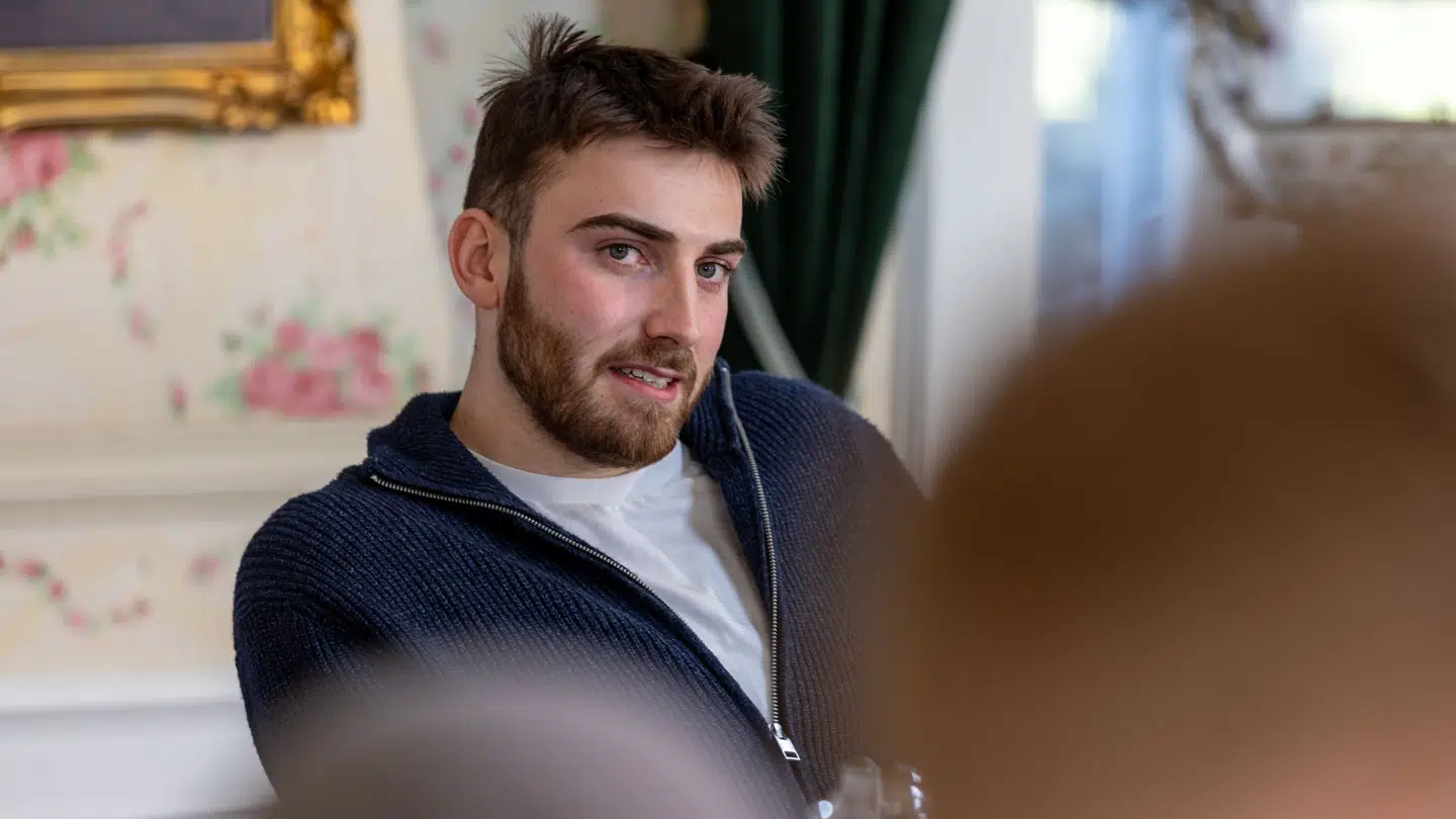 Deltageren Noah rammes hårdt til den første morgenmad, da hans kæreste bliver stemt ud som den første om natten.
