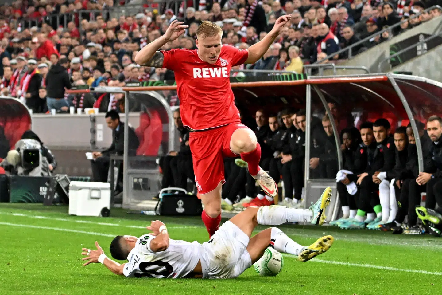 Kristian Pedersen spillede for Köln i sæsonen 2022/23, hvor han blandt andet var på banen i fem kampe i Conference League. Her er han i aktion i en kamp mod Nice. (Arkivfoto).