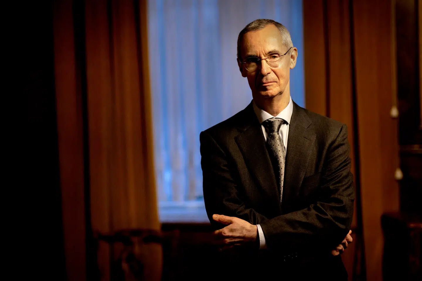 Ambassadør Vladimir Barbin kalder det »ren galskab«, at statsminister Mette Frederiksen (S) og forsvarsminister Troels Lund Poulsen (V) retfærdiggør behovet for at anskaffe disse våben »til at angribe mål i Rusland«, som han skriver det til Berlingske.