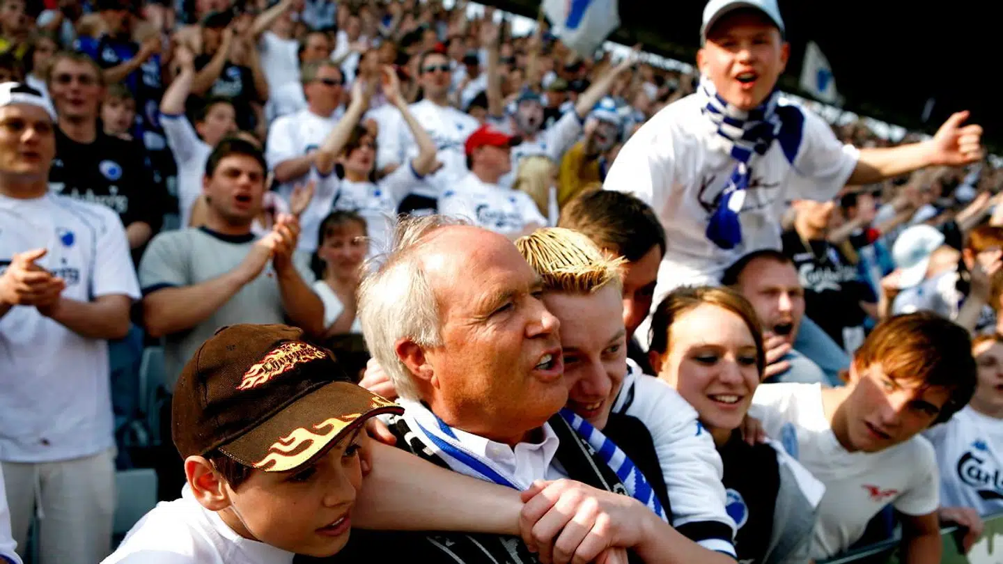 Flemming Østergaard omklamres af FCK-fans ved mesterskabsfest i 2006.