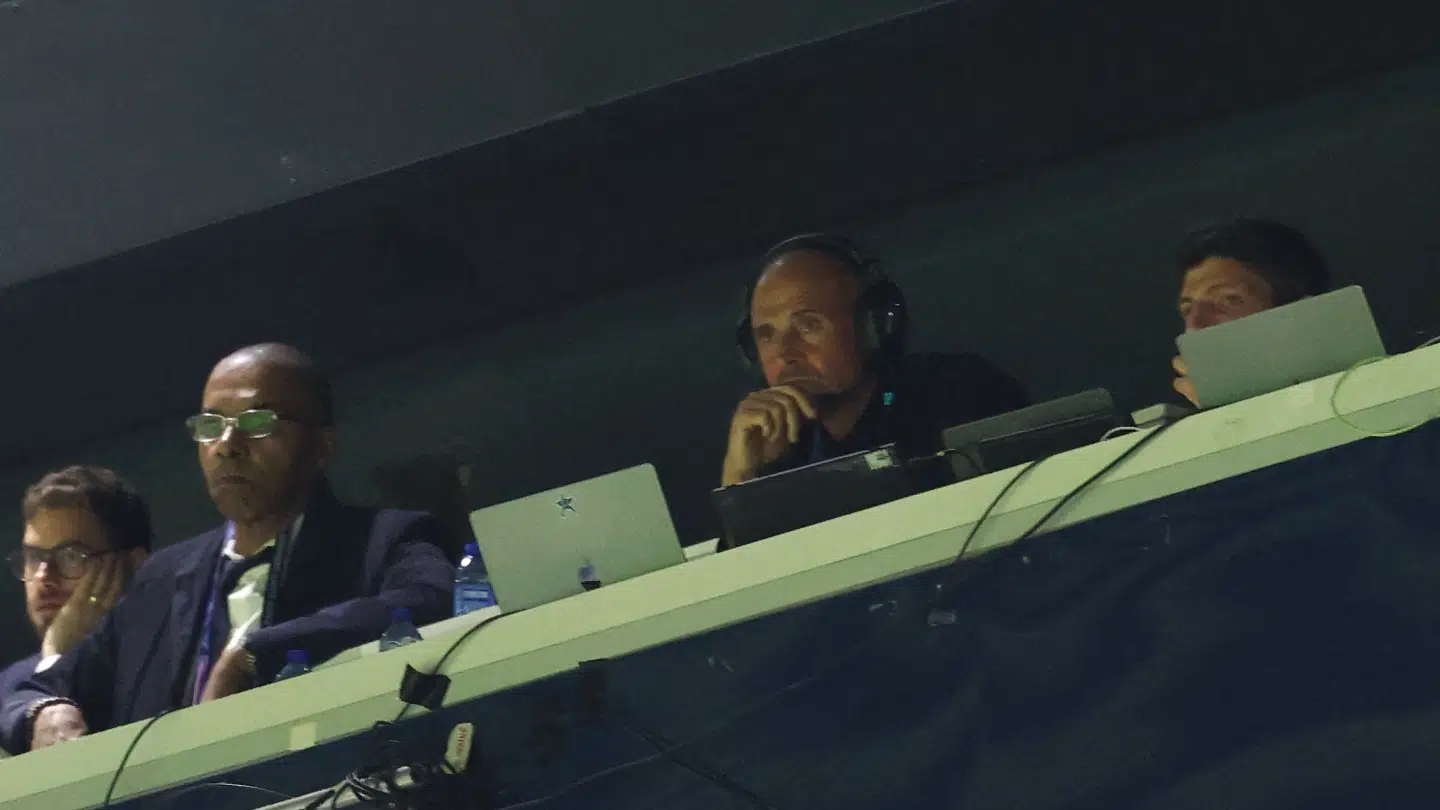 Luis Enrique blev fundet af kameraerne højt oppe på lægterne.