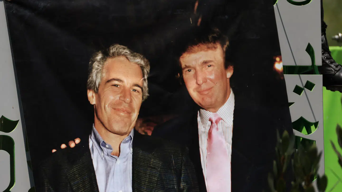 Et banner af Jeffrey Epstein og Donald Trump i forbindelse med en demonstration.