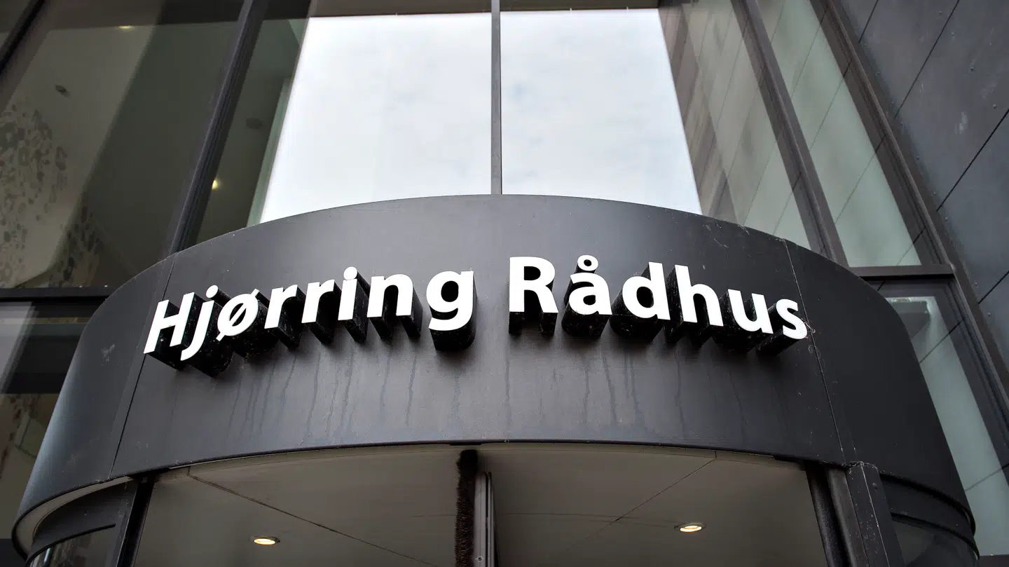 I Hjørring ser borgmesteren det nødvendigt at have vagter til stede under byrådsmøder.