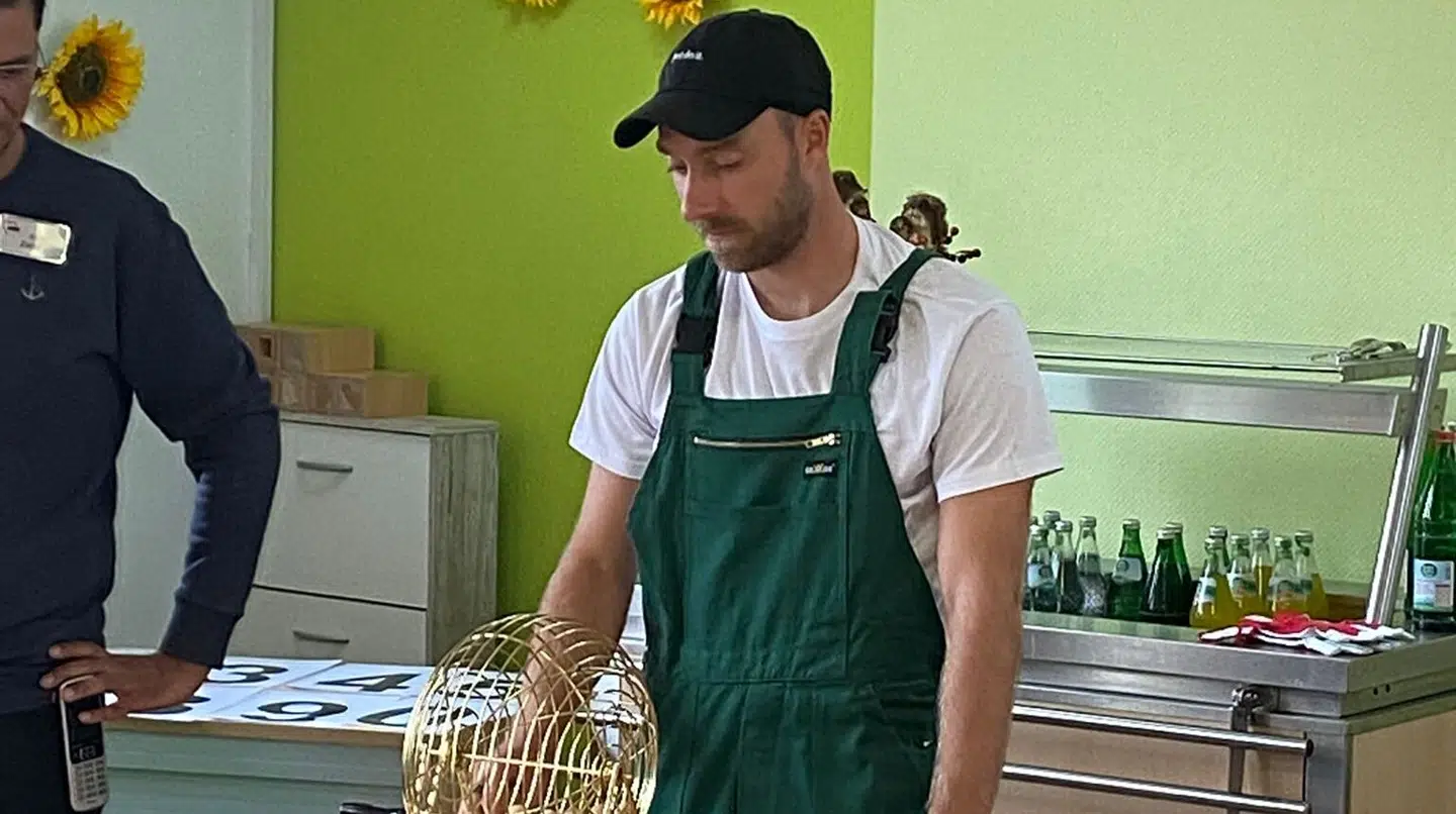 Eriksen i rollen som bingovært.