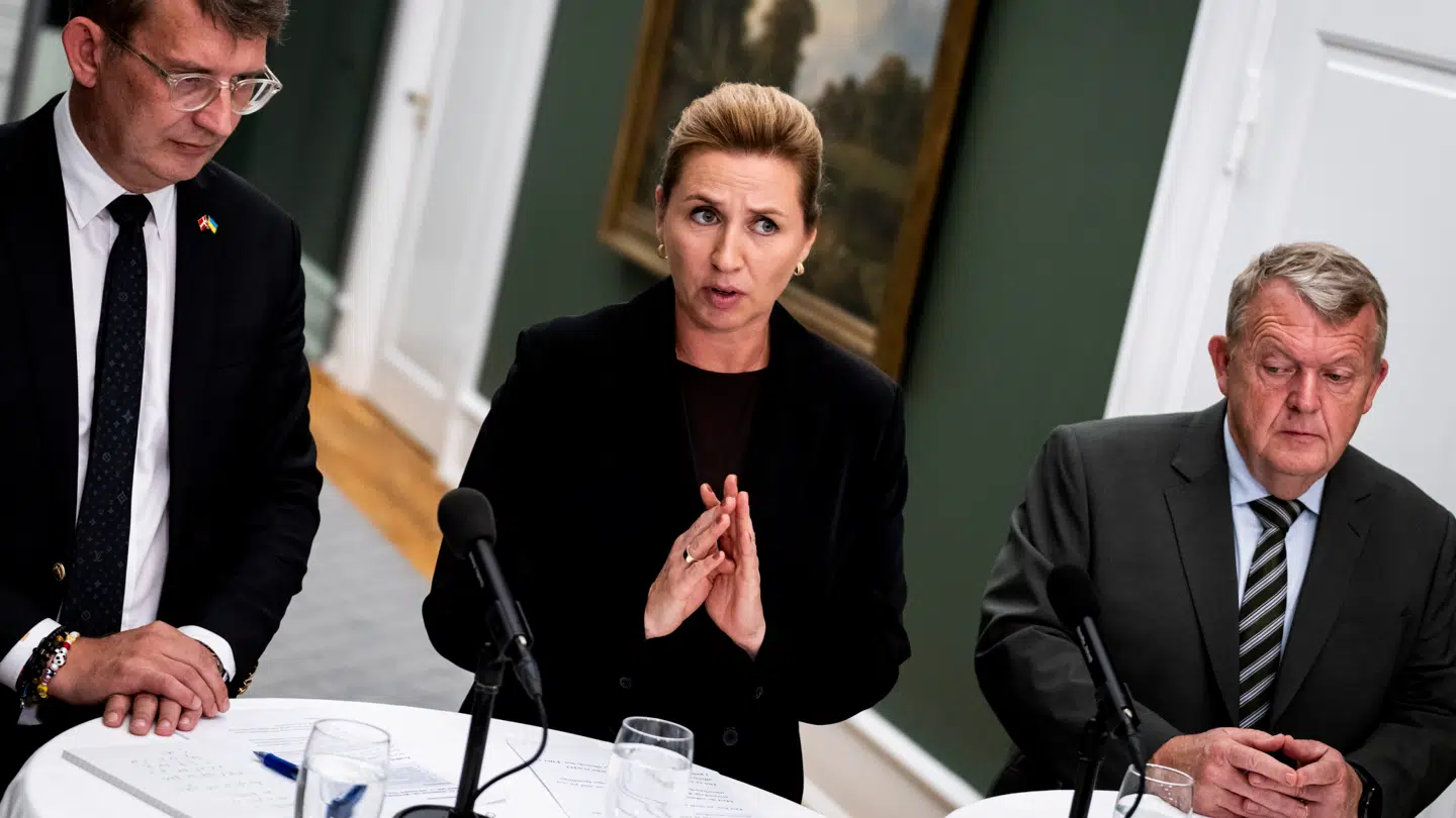 Statsminister Mette Frederiksen (S), vicestatsminister og forsvarsminister Troels Lund Poulsen (V) og udenrigsminister Lars Løkke Rasmussen (M) holdt doorstep om et såkaldt paradigmeskift.