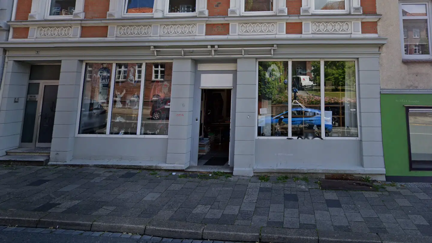 Billedet her af butikken, hvor sedlen har hængt, er taget ved en tidligere lejlighed.