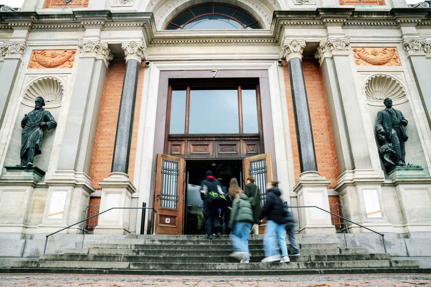 Måske skal der slet ikke være en trappe op til Glyptotekets hovedindgang i fremtiden. Foto: Ida Marie Odgaard, Scanpix