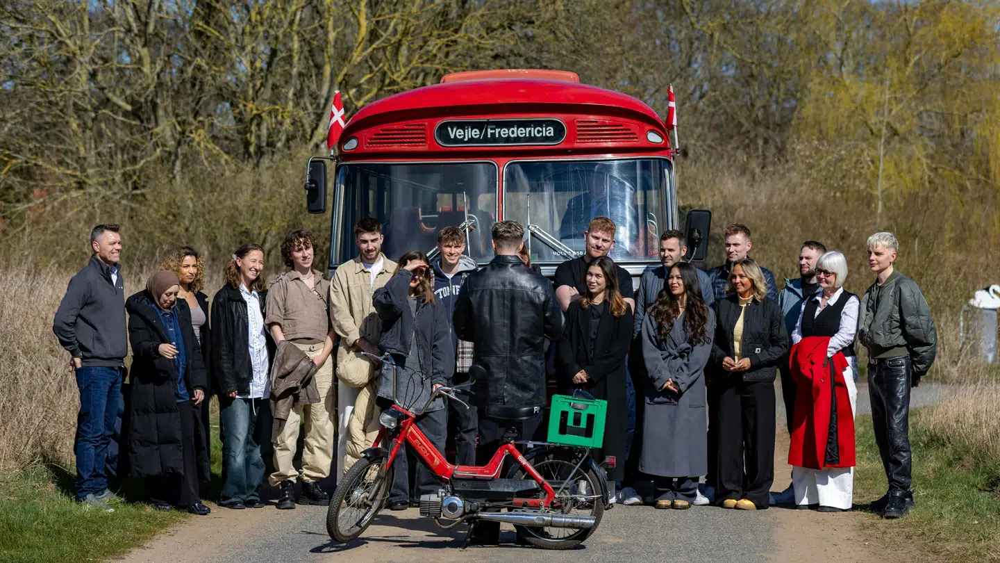 Vært Martin Johannes Larsen overrasker deltagerne i første afsnit af 'Forræder' ved at annoncere, at seks deltagere selv skal gå hen til slottet.