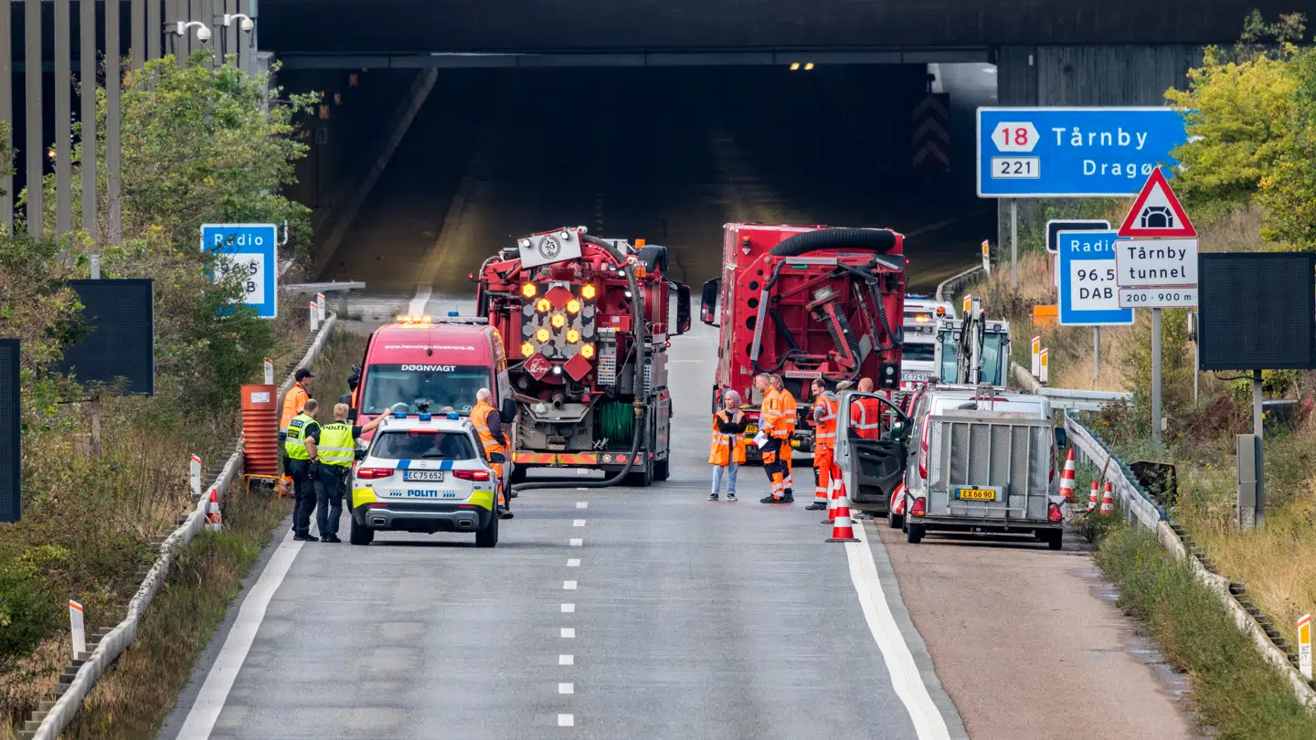 Beredskabet ses her arbejde ved Tårnbytunnelen.
