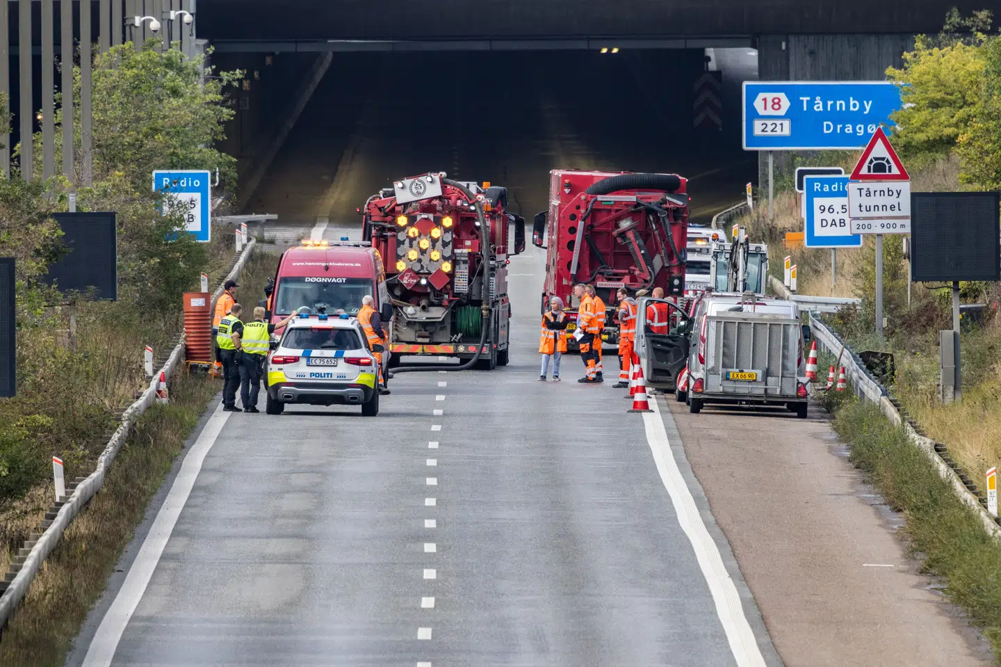Beredskab arbejder ved Tårnbytunnelen i København torsdag. Problemer med vand på kørebanen har skabt bilkøer.