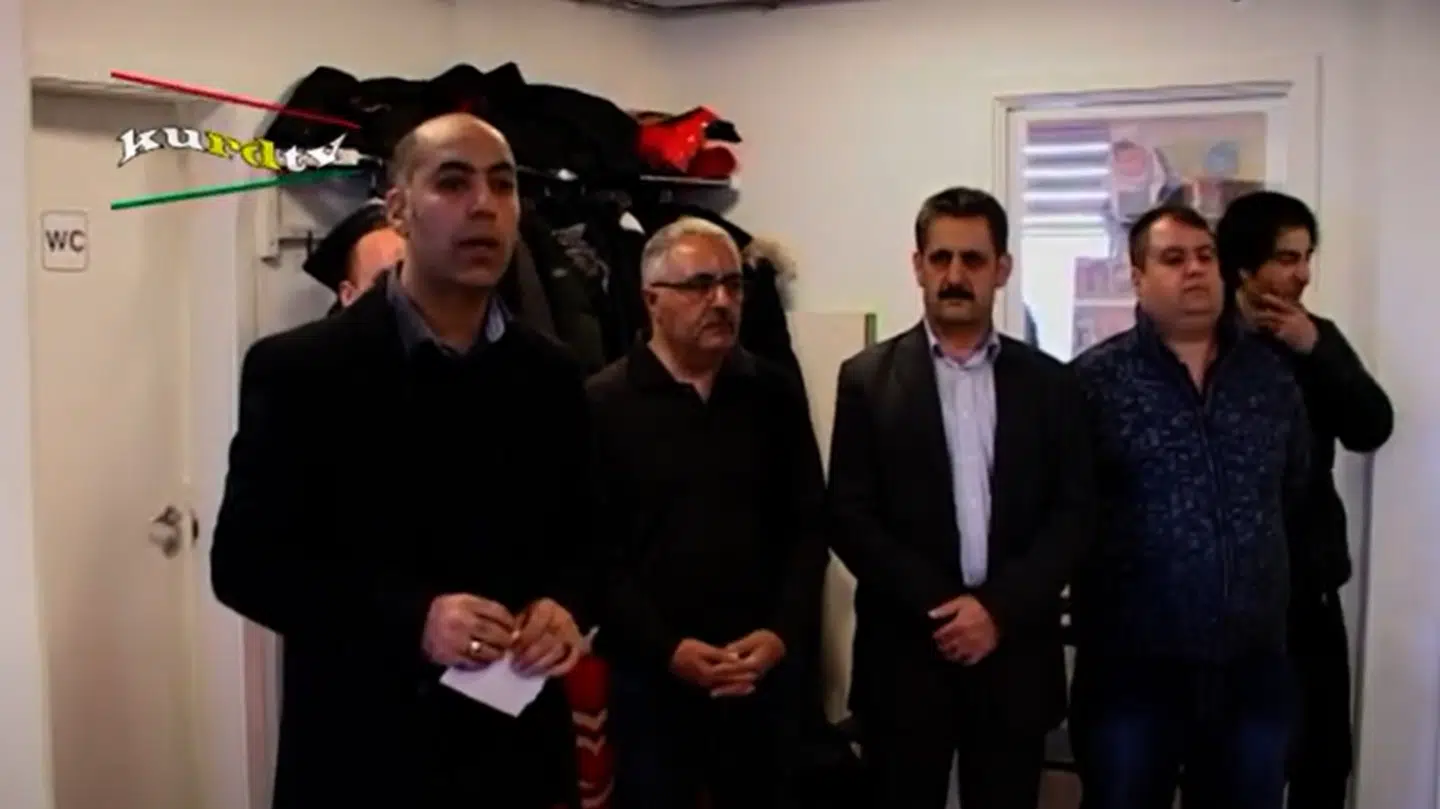 Her ses Enhedslistens byrådsmedlem og spidskandidat i Brøndby, Fatih Baran (tv.), mens han holder en mindetale for den kurdiske terrorist og selvmordsbomber Zinar Raperîn samt andre »martyrer«.