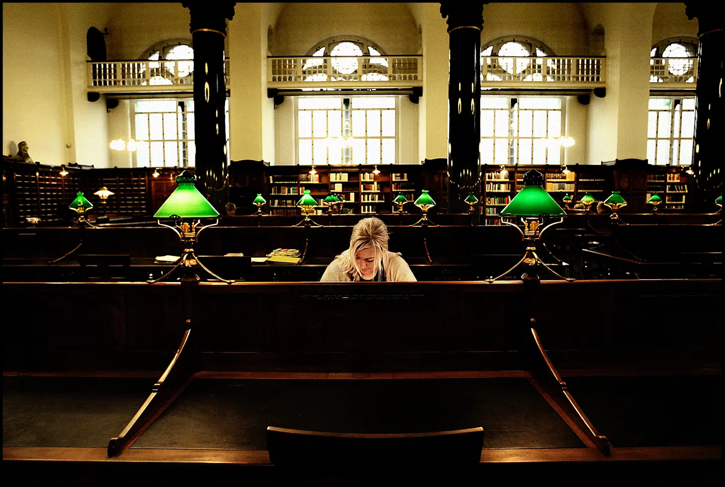 Det er paradoksalt, at et studiemiljø bestående af så mange børn af eliten insisterer på at kritisere deres studiemiljø i dagspressen – og at dagspressen bliver ved med at trykke det, skriver Tobias Skov Gyldenkerne. På billedet ses læsesalen på Det Kongelige Bibliotek. Foto: David Høgsholt/Ritzau Scanpix